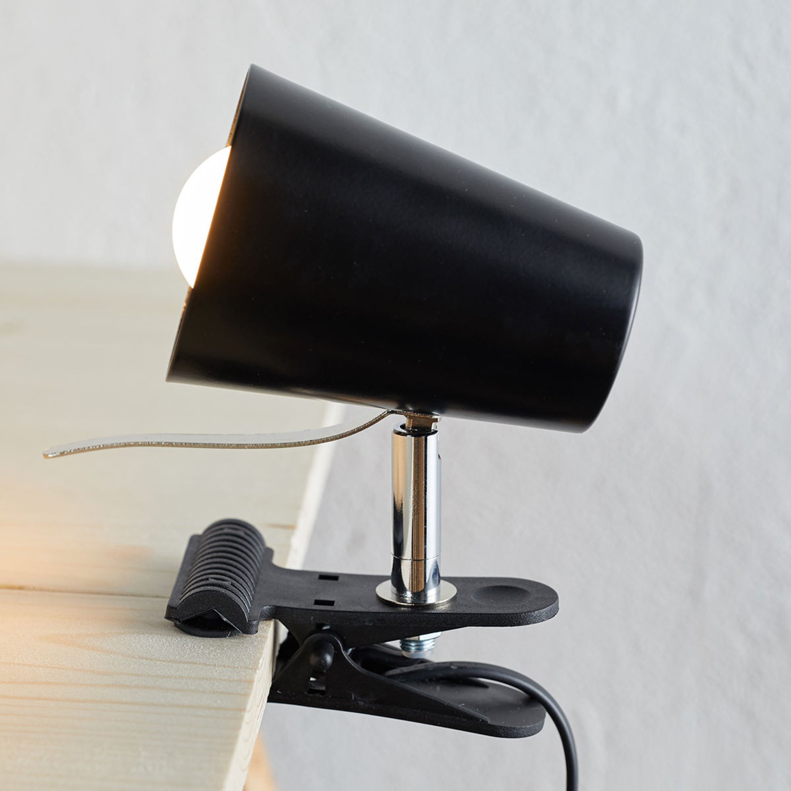 Lampă neagră cu clemă Clampspots aspect modern