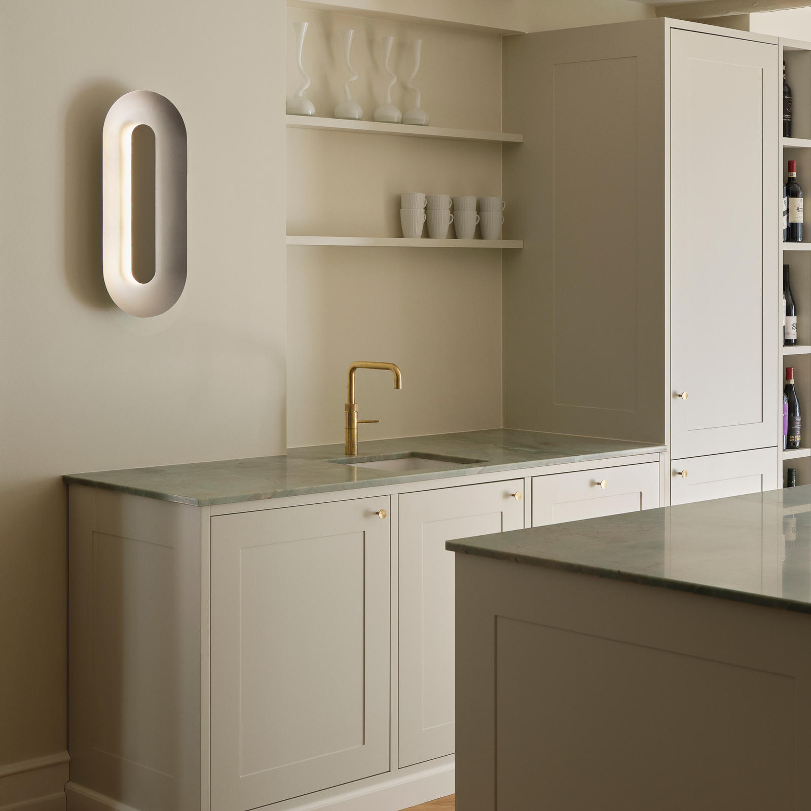 Nuura LED стенна лампа Sasi, височина 65 cm, сребрист цвят, метал