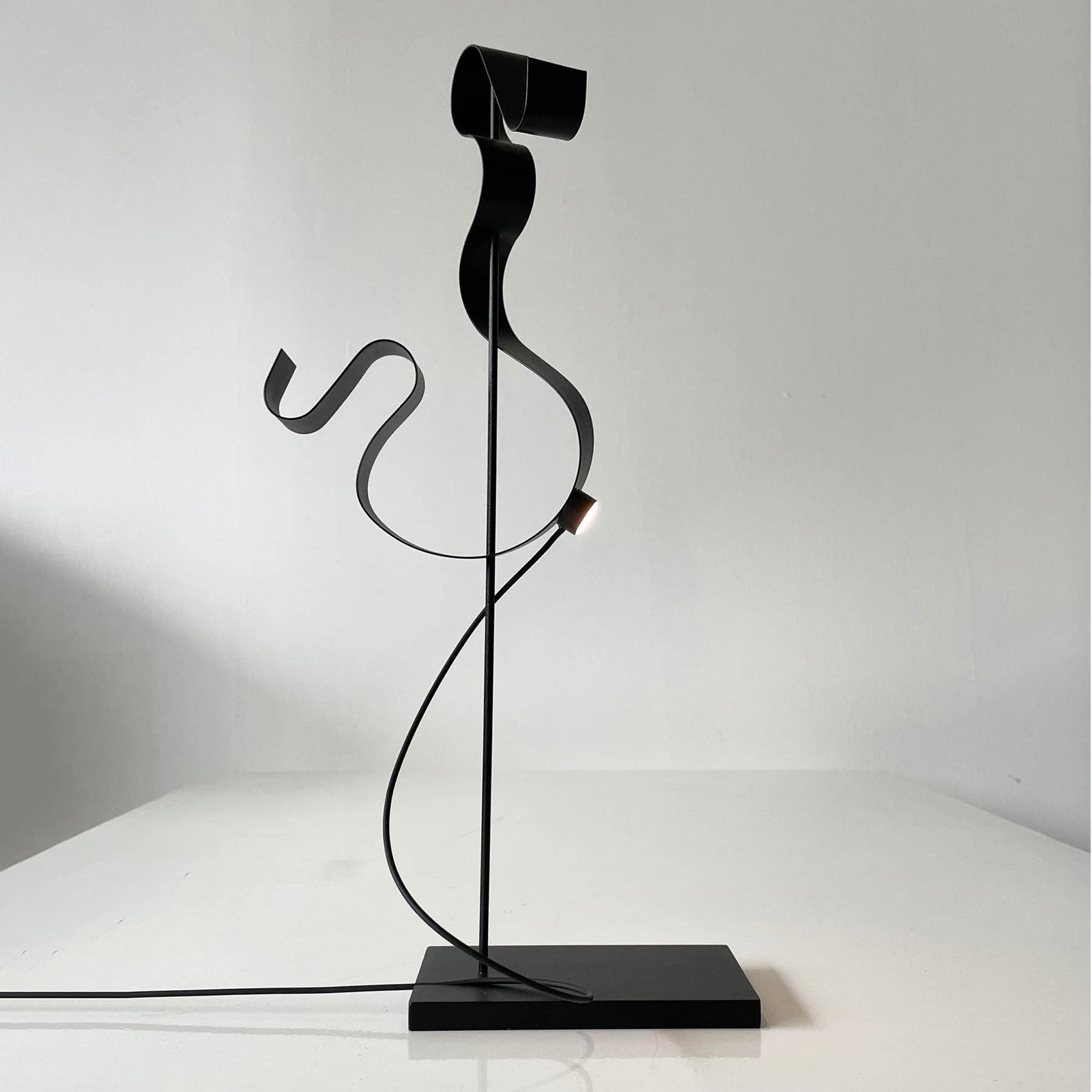 Knikerboker Curve LED-Tischleuchte aus Stahl