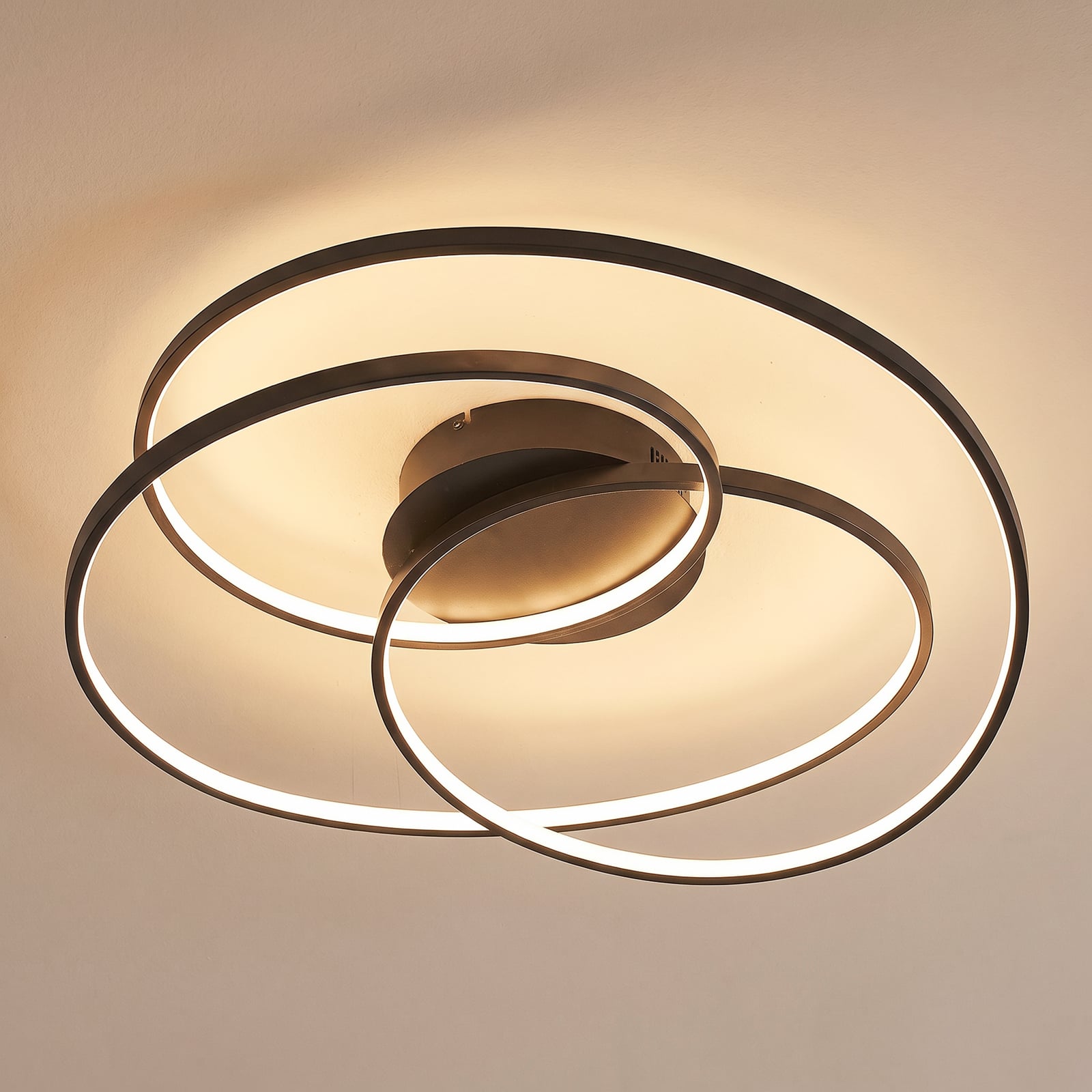 Lindby LED griestu gaisma Kateryna, melna, Ø 60 cm, aptumšojama