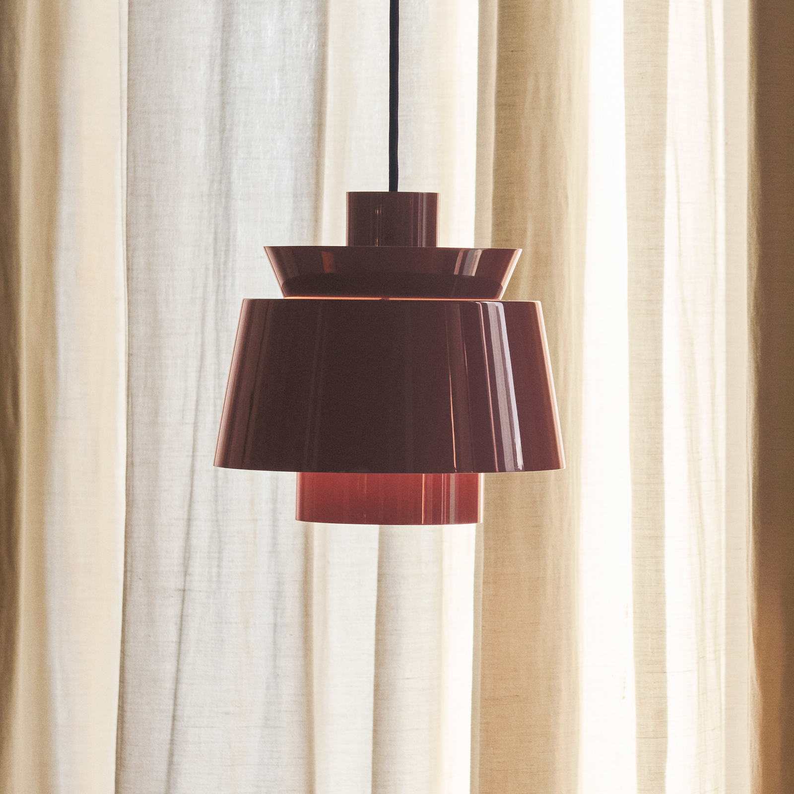 Suspension Utzon JU1, Ø 22 cm, rouge foncé - &TRADITION Suspension Utzon JU1, Ø 22 cm, rouge foncé - &TRADITION