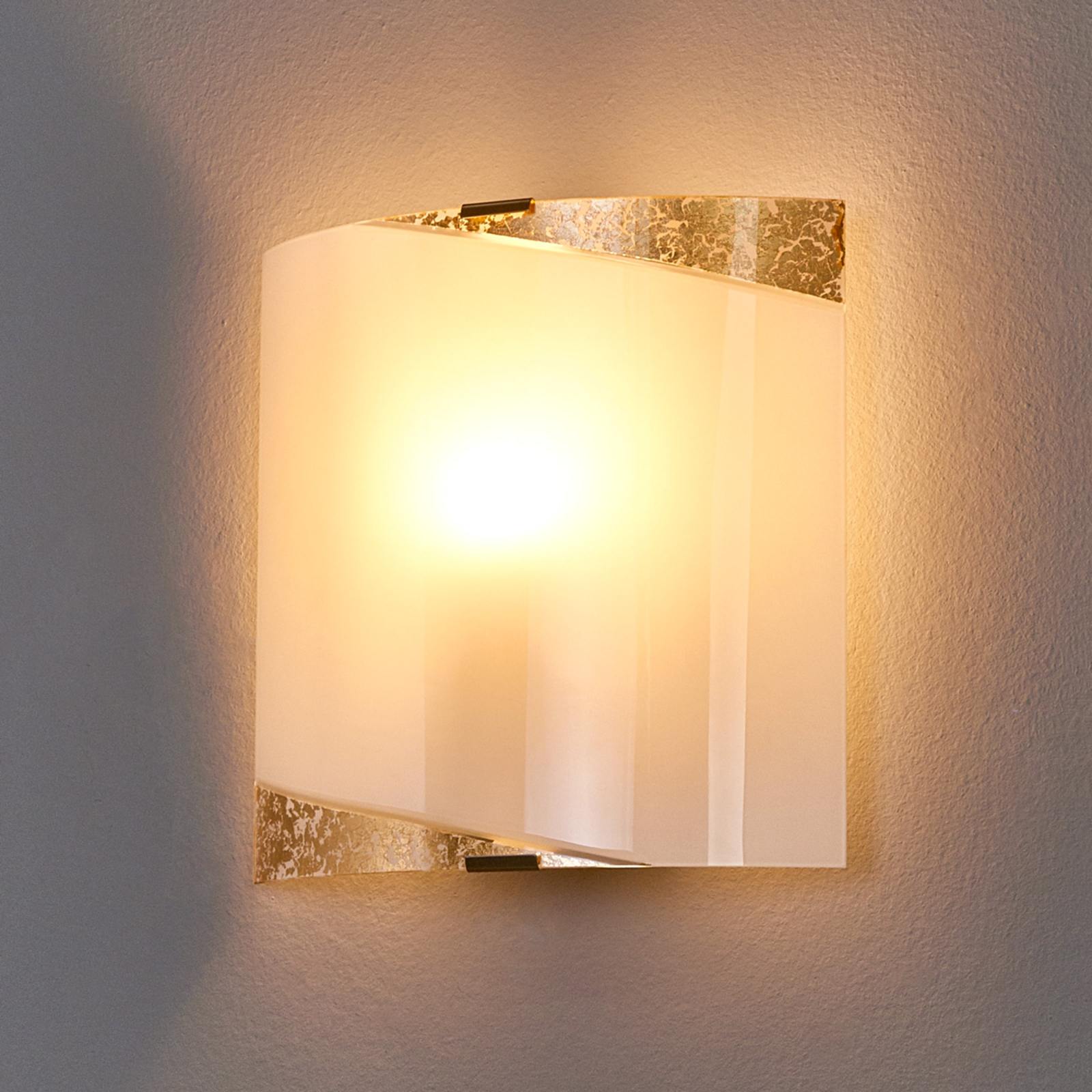 Lindby Wall lamp Beatrice with gold-coloured decorations, for Hallway, Glass, metal, E27, 40 W, energy efficiency: A++, W: 26 cm, H: 26 cm