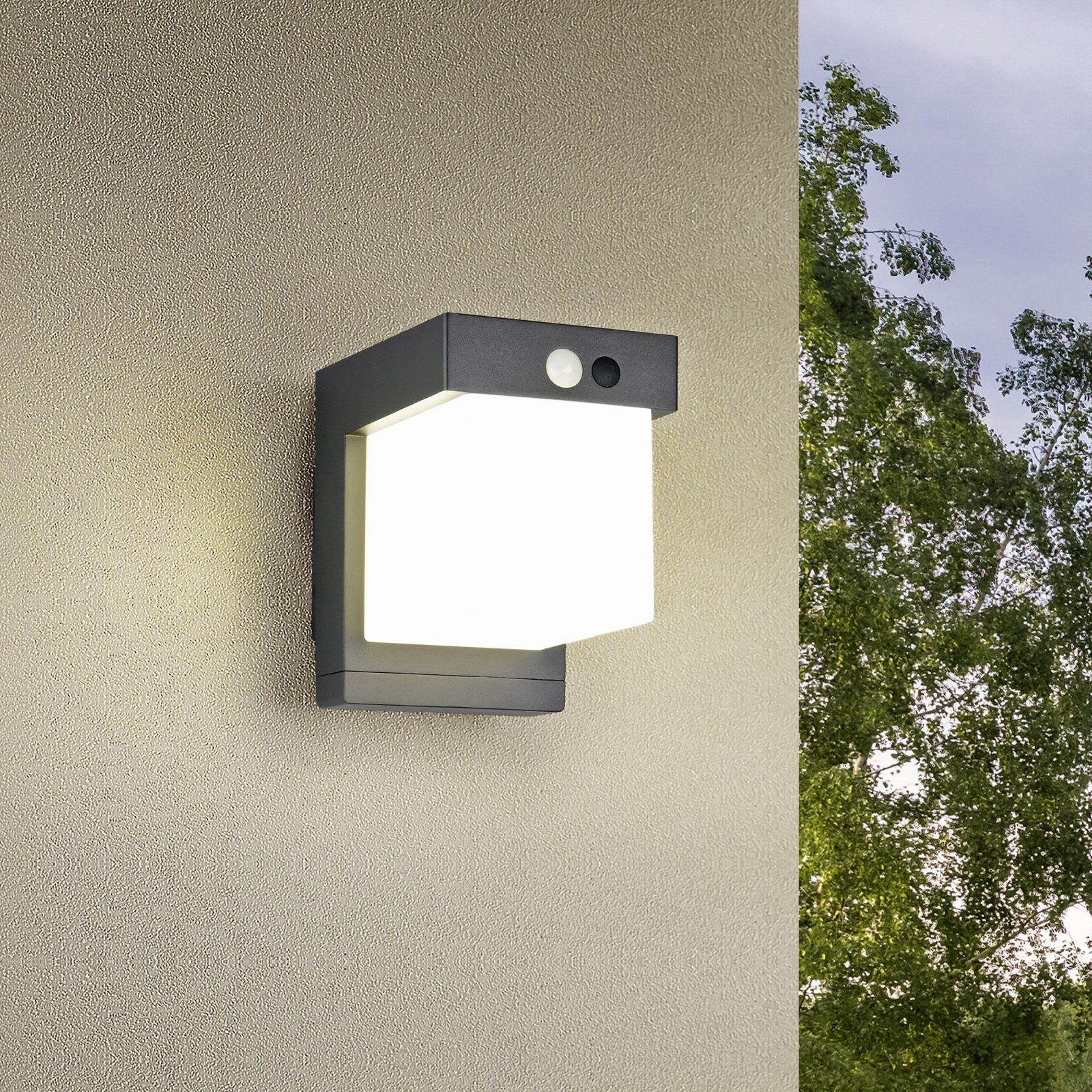 Colombo solar wall light, matt black, height 14 cm, sensor