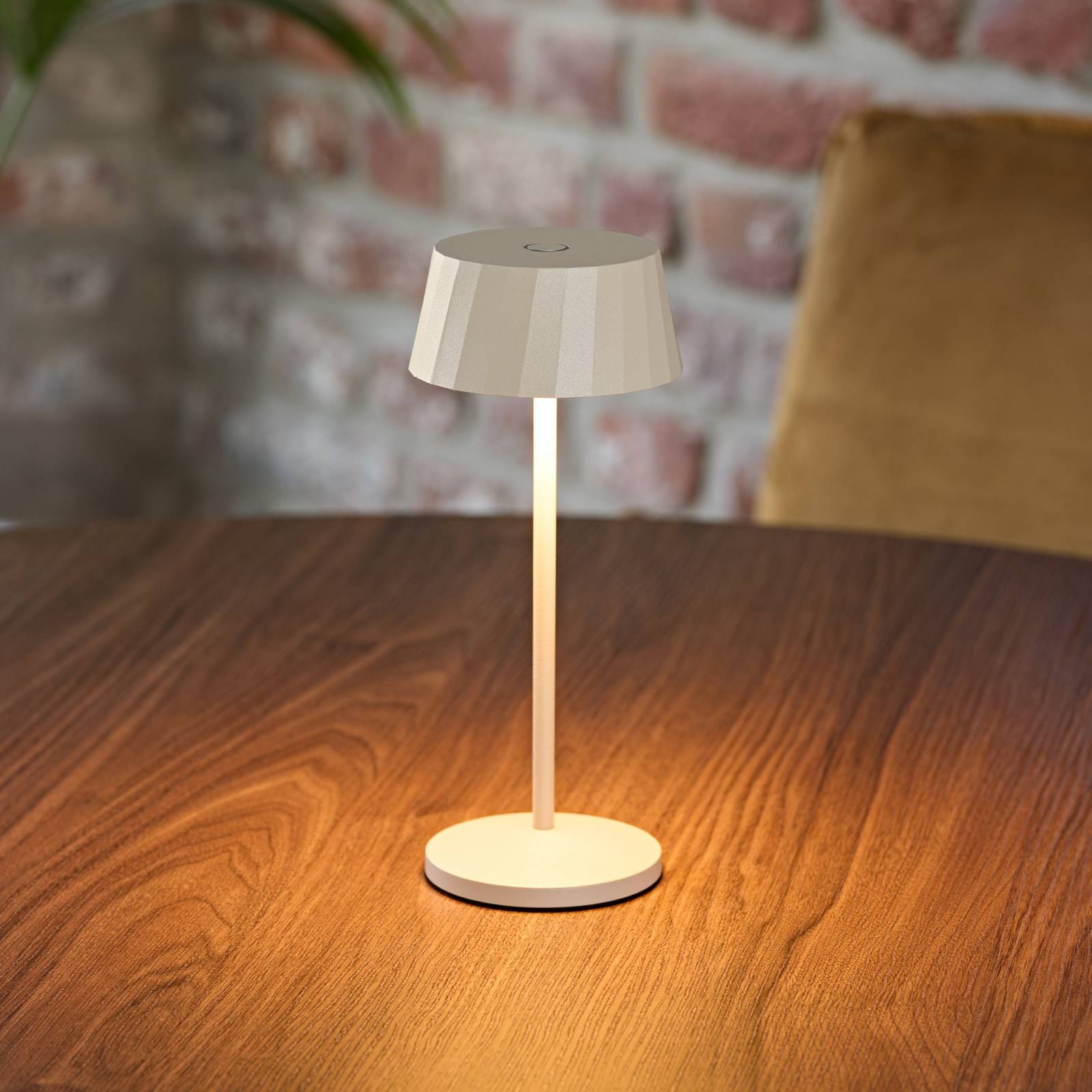 LED-Akku-Tischlampe Facetta, beige, 22 cm, Metall, CCT IP44 günstig online kaufen