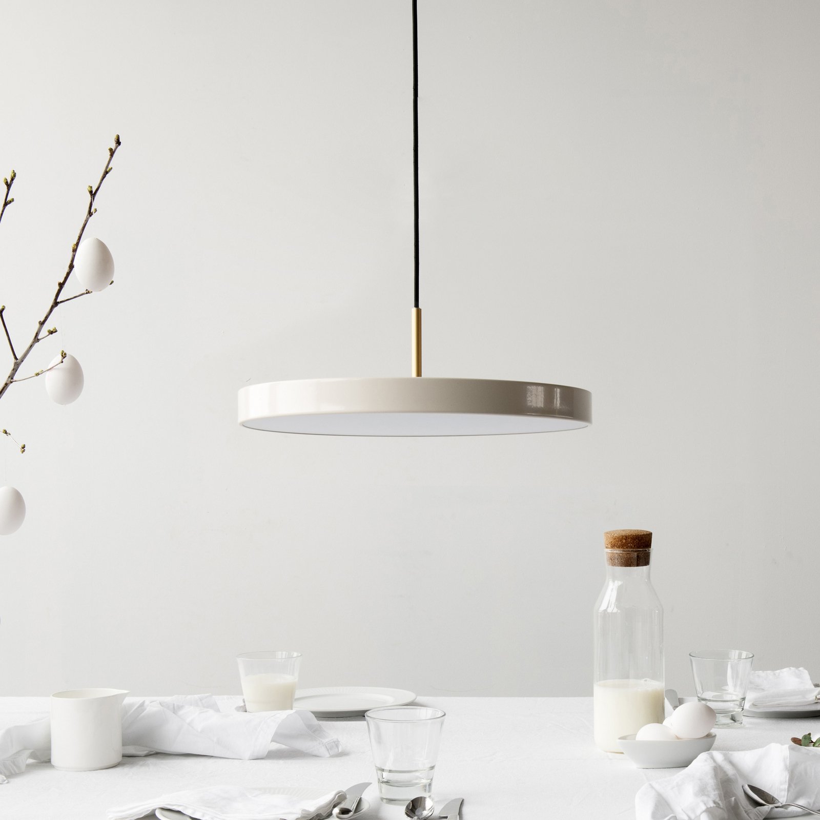 Asteria Medium LED-hængelampe perlemor/messing 43 cm - UMAGE