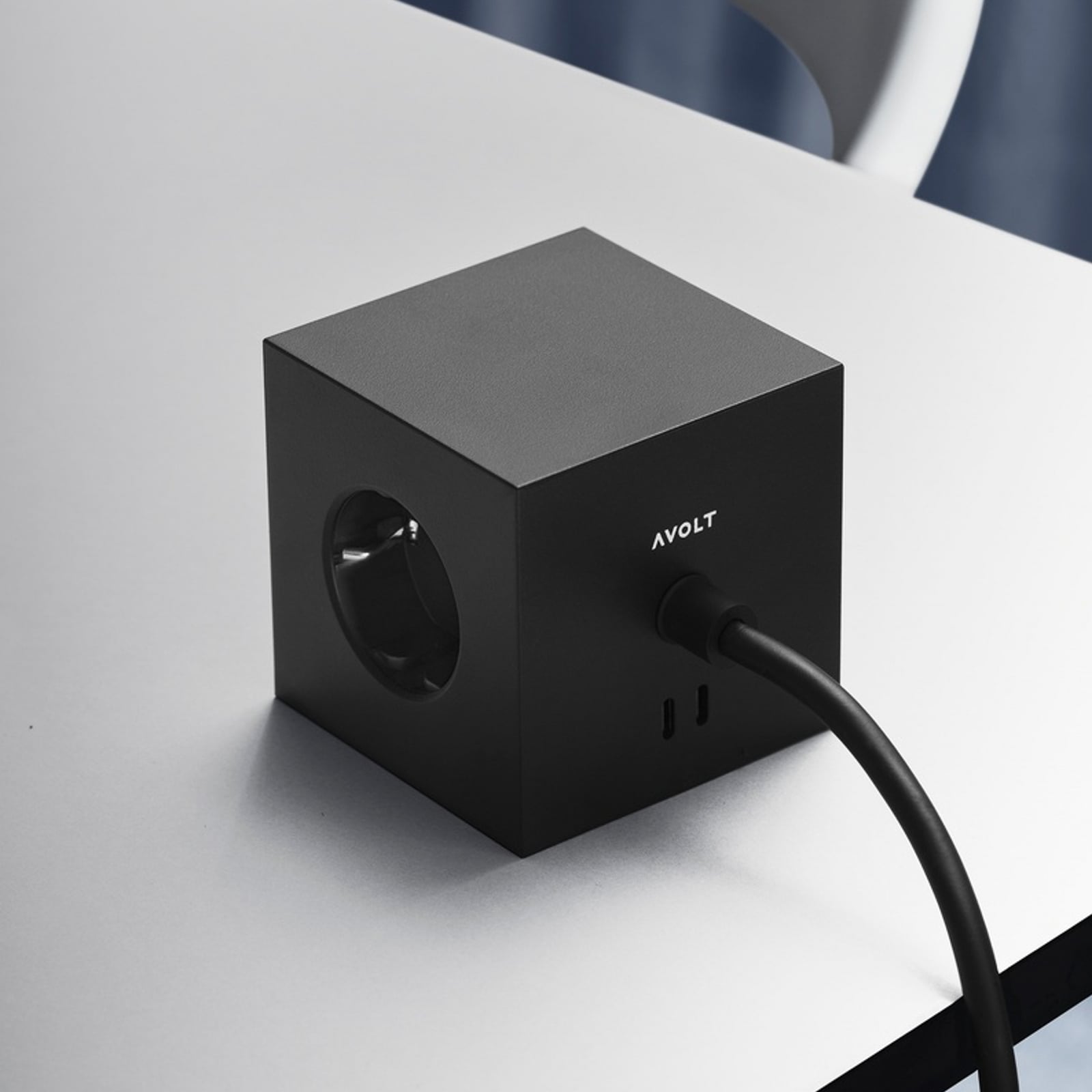 SQUARE 1 -pistorasia, musta, 3 x Schuko, 2 x USB, 3 m:n johto – AVOLT SQUARE 1 -pistorasia, musta, 3 x Schuko, 2 x USB, 3 m:n johto – AVOLT