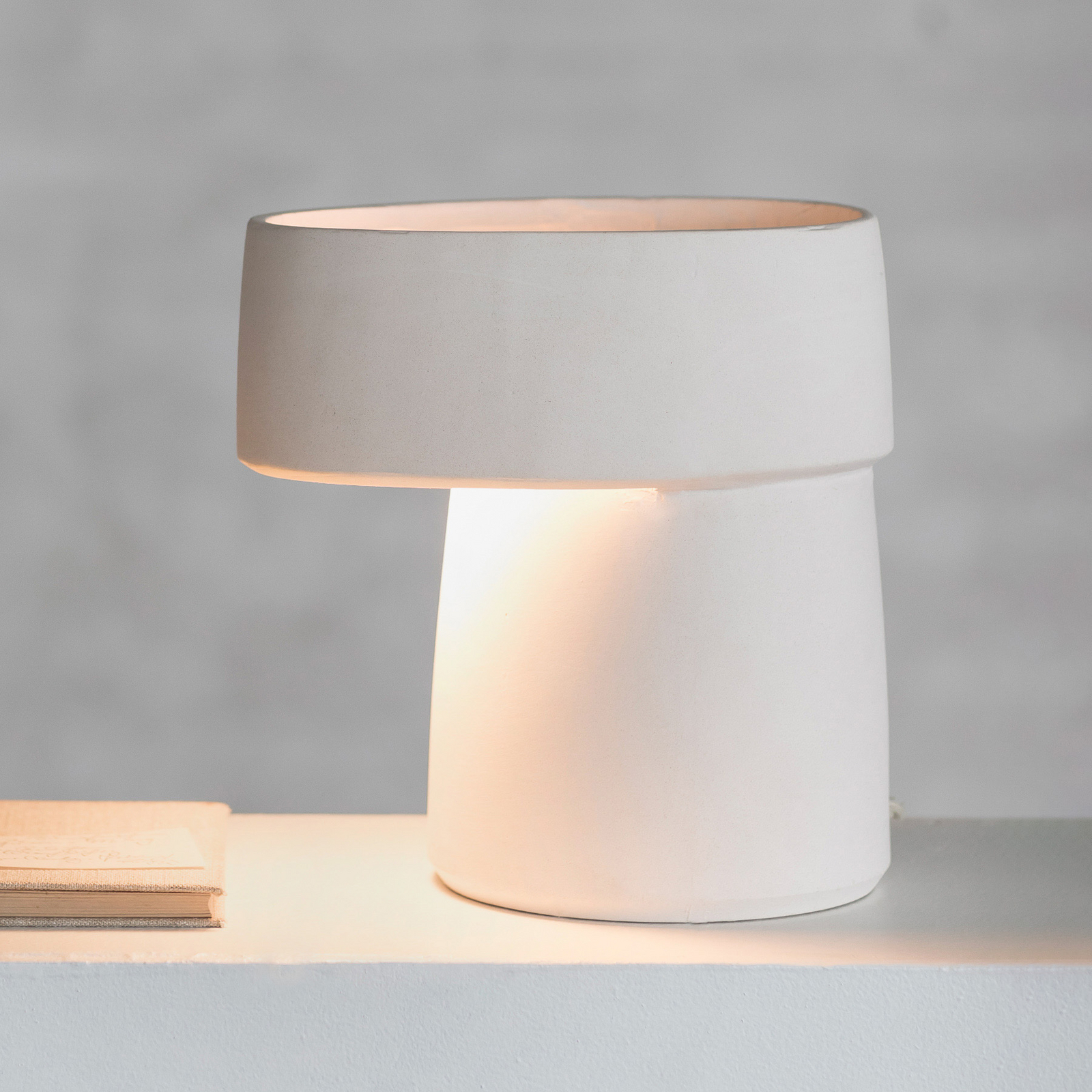 WHITE ROMÉ 01 bordlampe, beige, stentøj, højde 23,5 cm, E14 – Serax