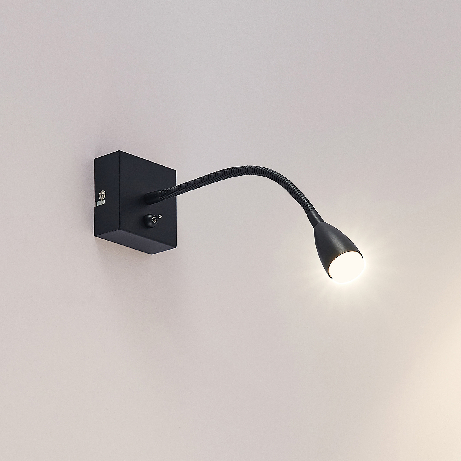 Lindby Jolka LED lampa na čtení, vypínač, černá