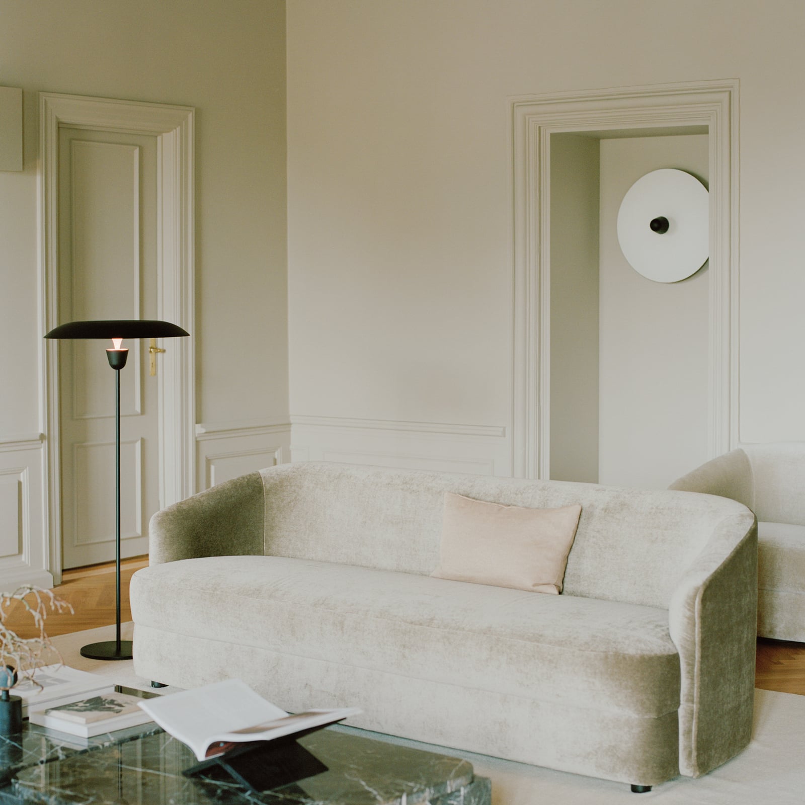 NEW WORKS LED-põrandalamp Kantarell, must, hämardatav, 127 cm