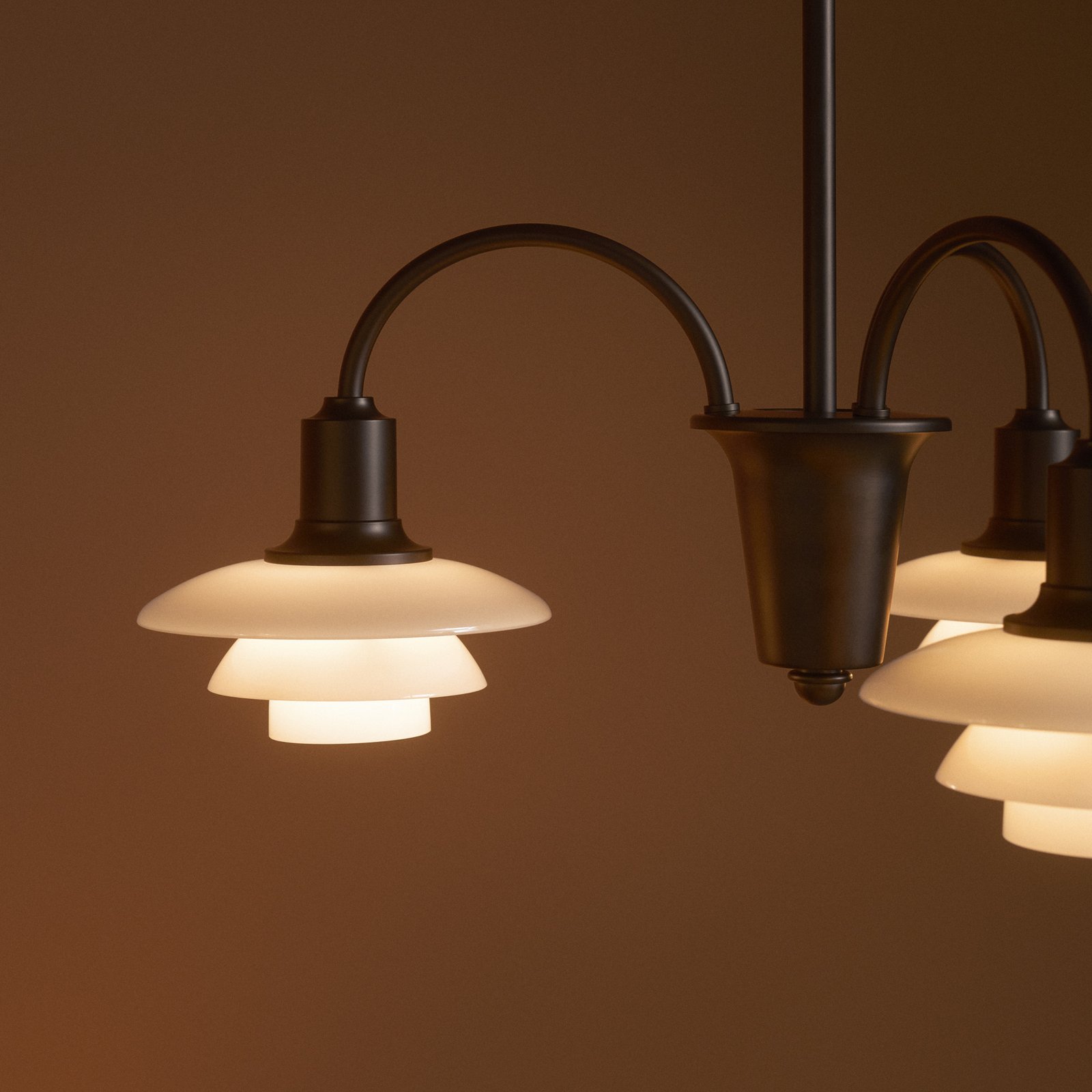 Louis Poulsen Lustre PH 1/1, laiton bruni, à 3 lampes. Louis Poulsen Lustre PH 1/1, laiton bruni, à 3 lampes.