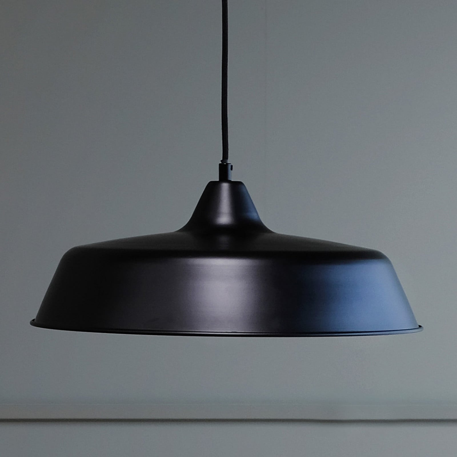 Raw Taklampa Black Dyberg Larsen - Vardagsrum - Skandinavisk - Metall - Med en ljusk&auml;lla