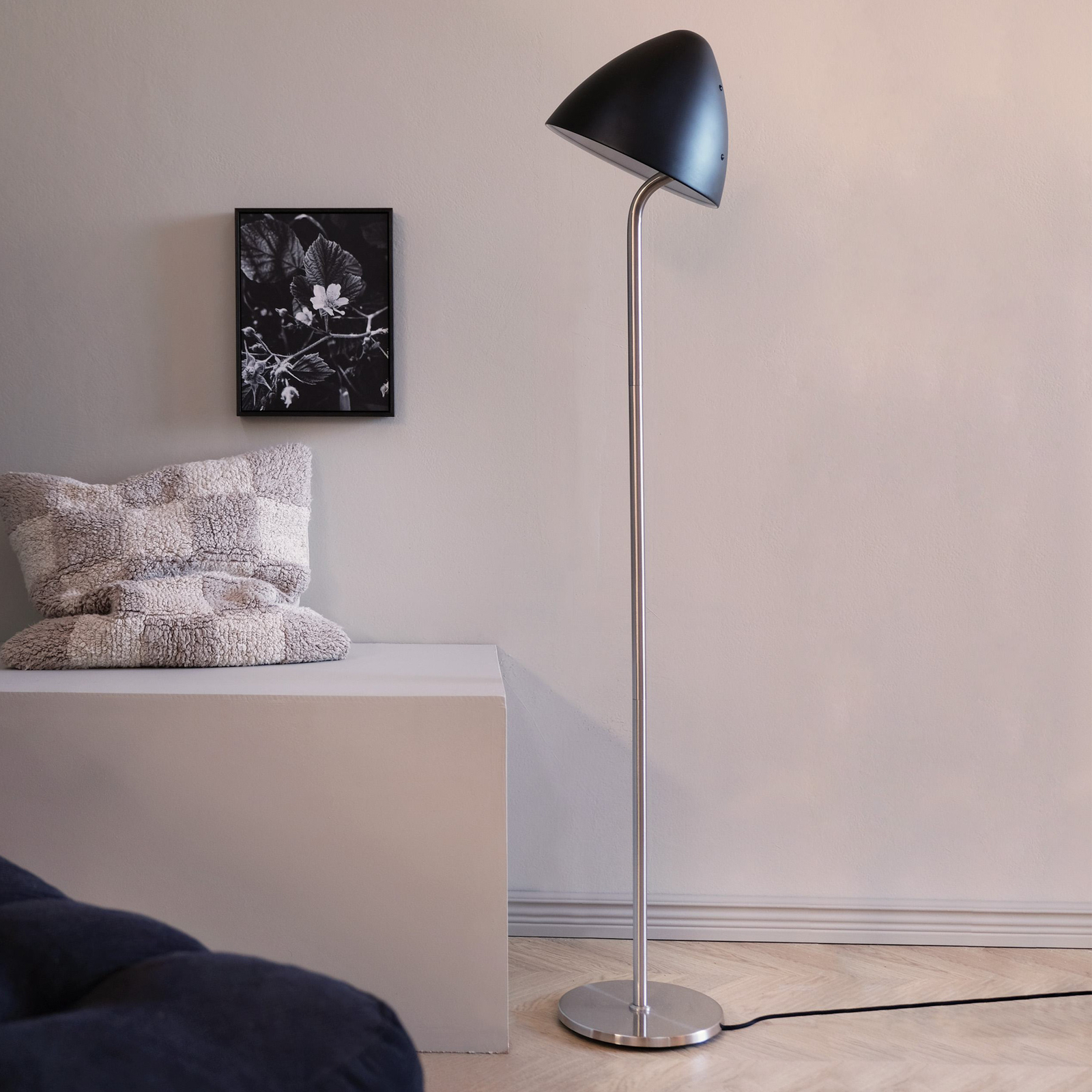 Dyberg Larsen lampadaire Oulu, noir/acier, hauteur 128 cm