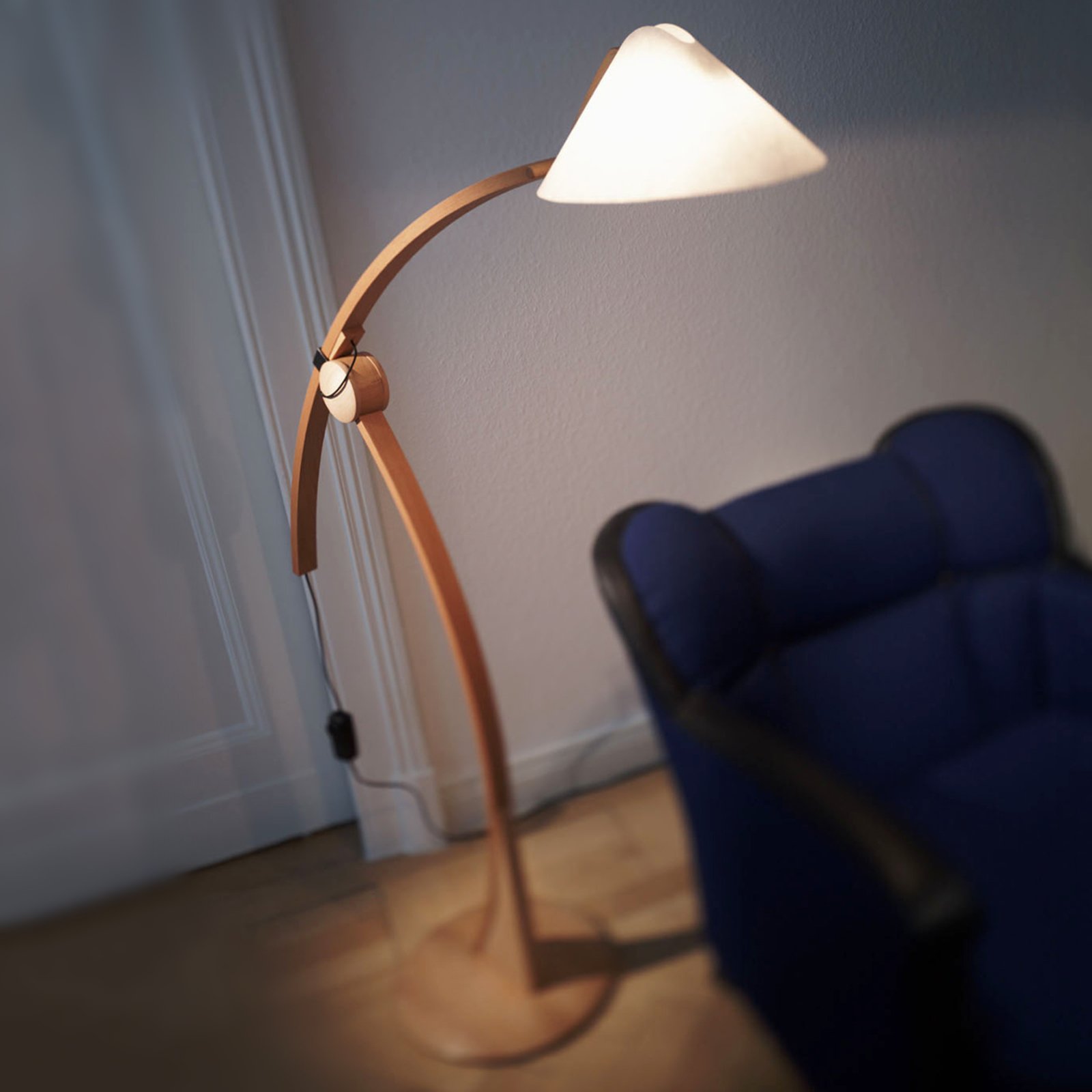 Stojací lampa Pollo E27 v buku, stmívatelná