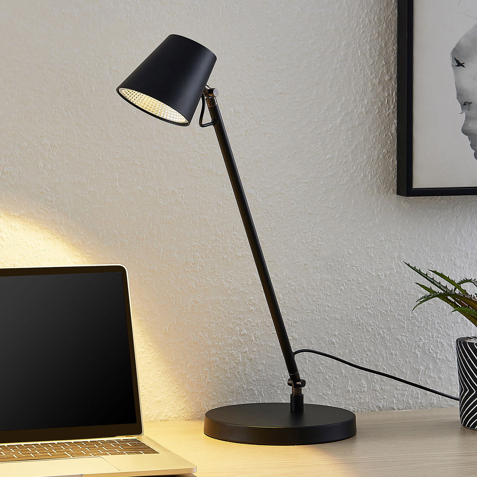 Lucande Kenala -LED-työpöytälamppu, musta