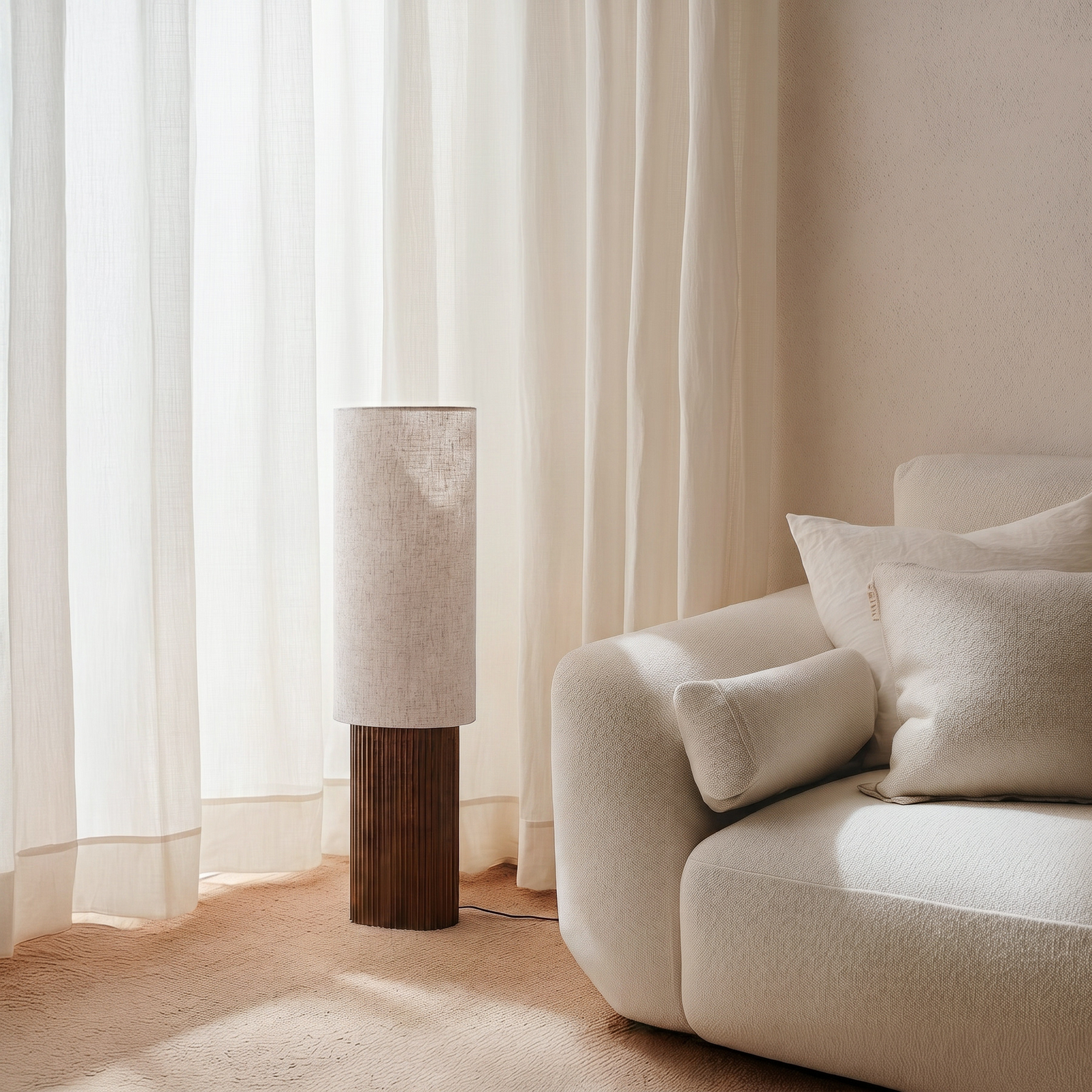 Kimiko gulvlampe, valnøddetræ, tekstil, højde 100 cm, E27 – Lindby