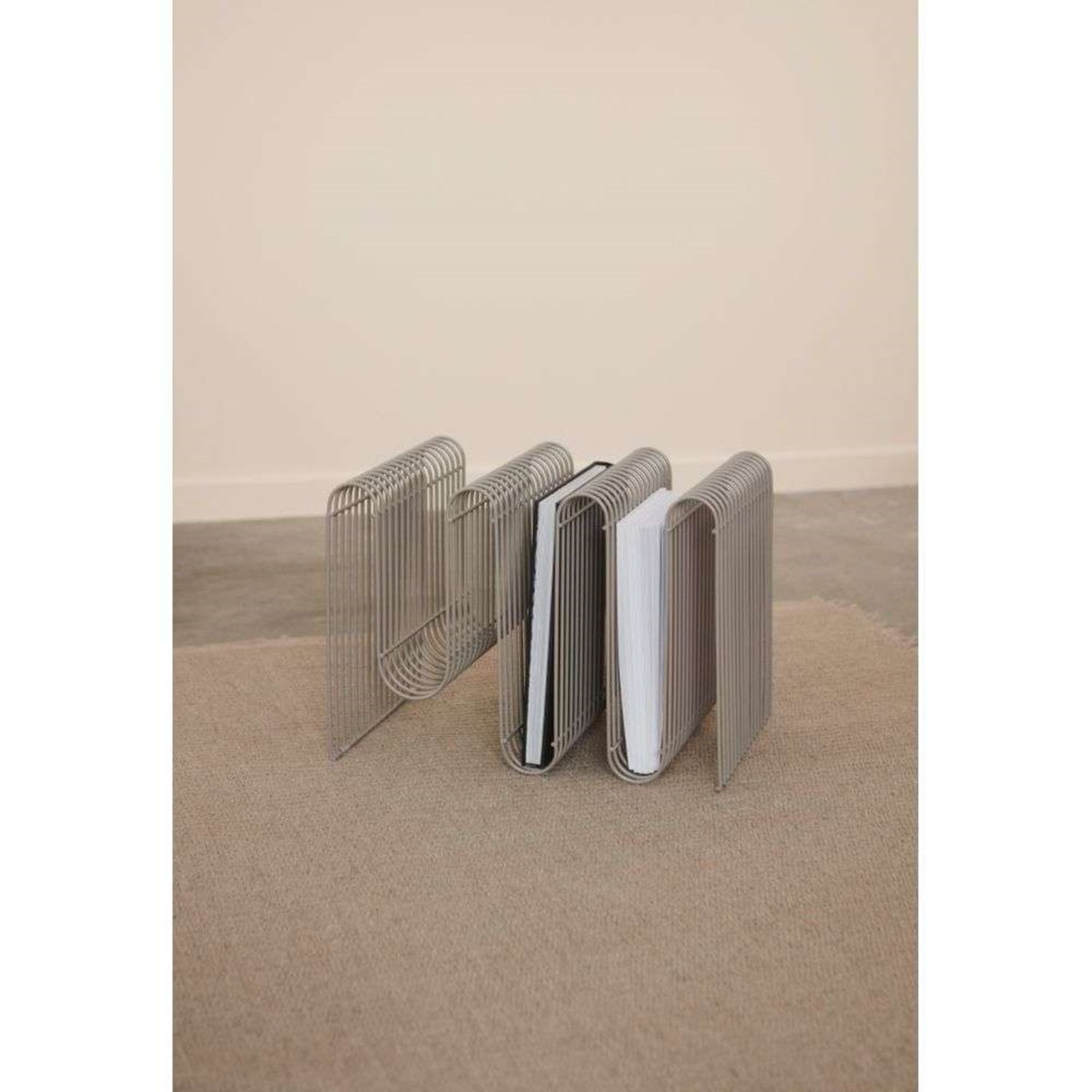 AYTM Porte-revues Curva, taupe, métal, 41 cm de long AYTM Porte-revues Curva, taupe, métal, 41 cm de long