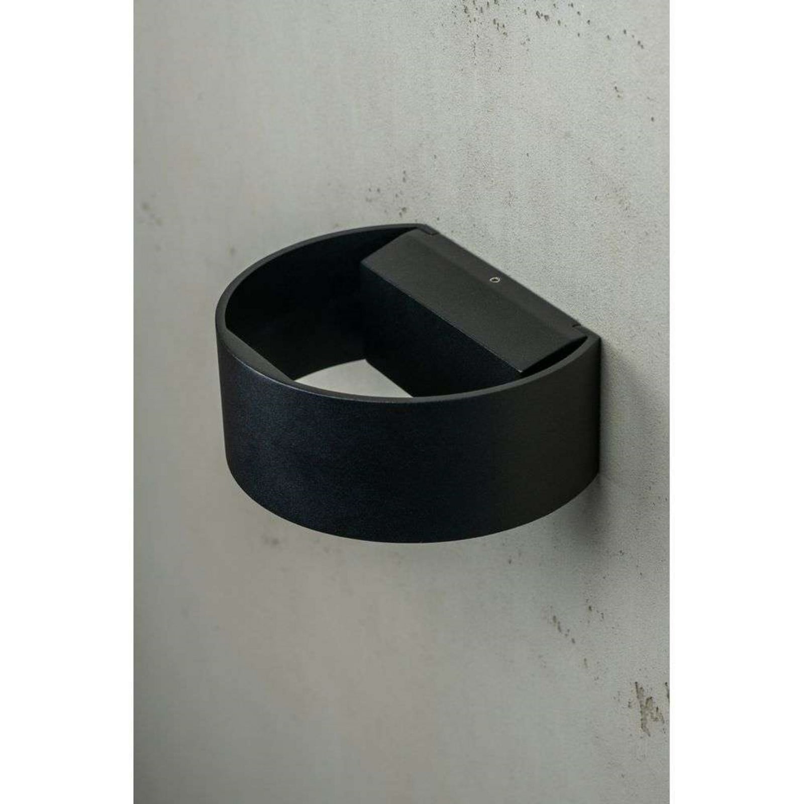 Circle LED-utomhusv&auml;gglampa, svart &ndash; Dyberg Larsen - Terrass - Modern - Metall - Med en ljusk&auml;lla