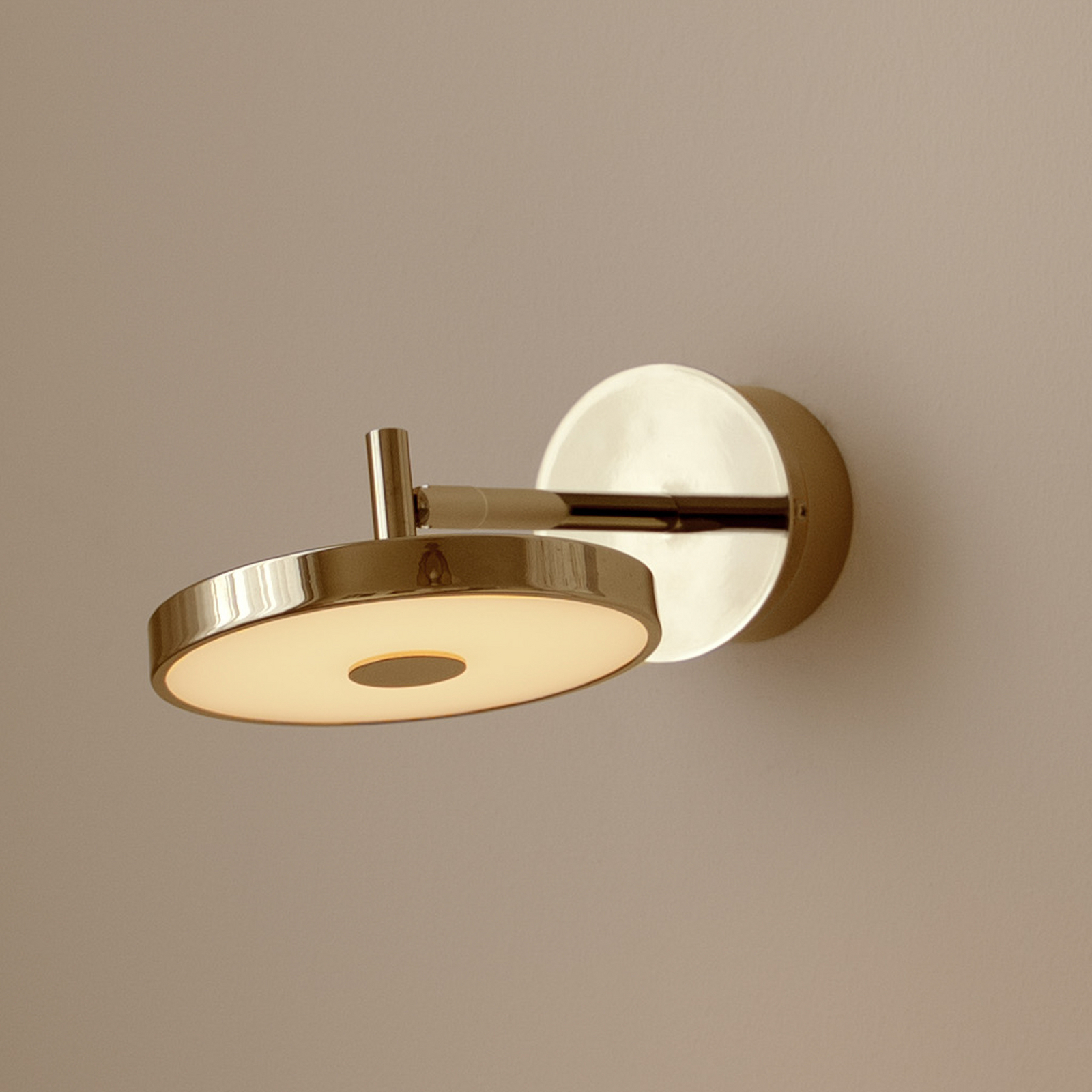 UMAGE LED стенна лампа Asteria SHORT HW, полиран месинг, 28 cm