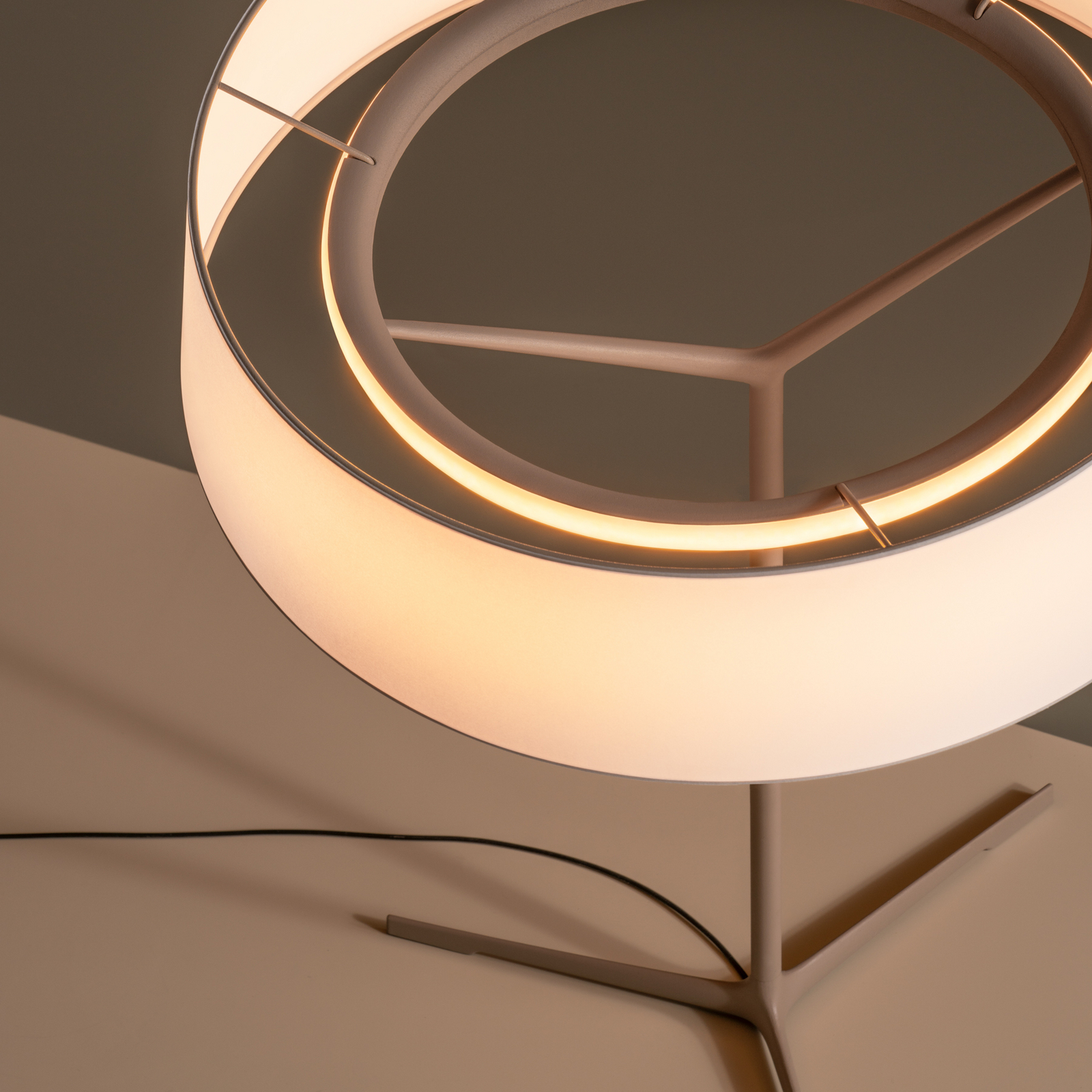 Vibia LED namizna svetilka DAMA, bež, višina 61 cm papir/kovina