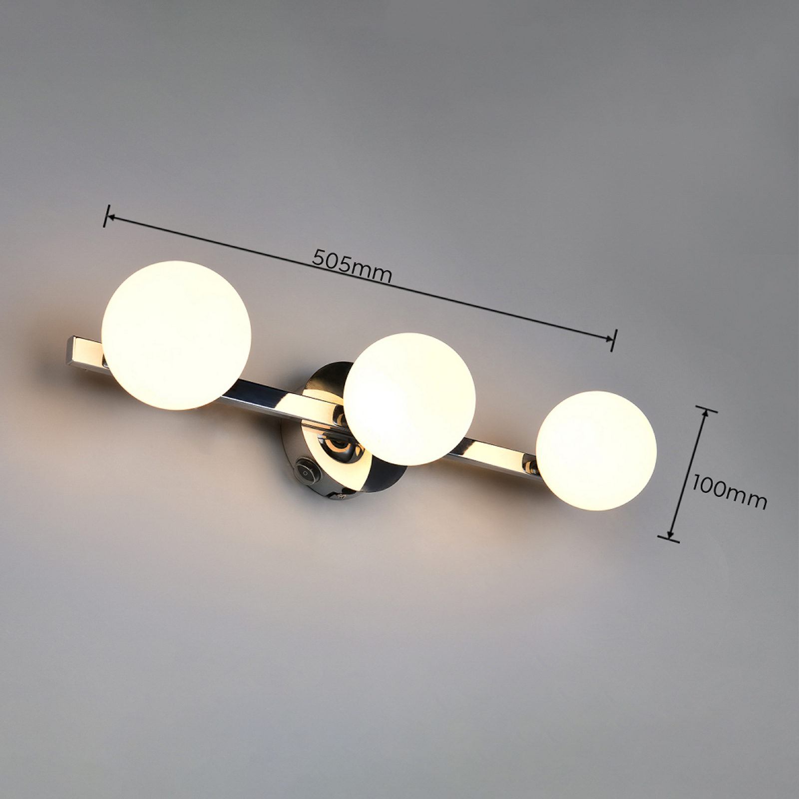 Sienas lampa „Alfio“, platums 50 cm, hromēts metāls/stikls, IP44, 3 spuldzes Sienas lampa „Alfio“, platums 50 cm, hromēts metāls/stikls, IP44, 3 spuldzes