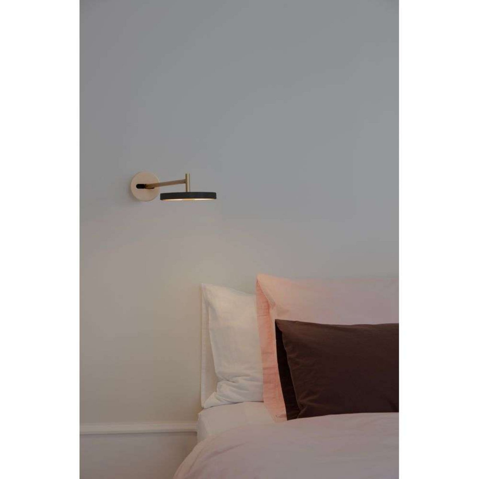 Asteria Long LED-væglampe sort/messing, fast tilslutning UMAGE - Stue - Design - Metal - Med én lyskilde billede