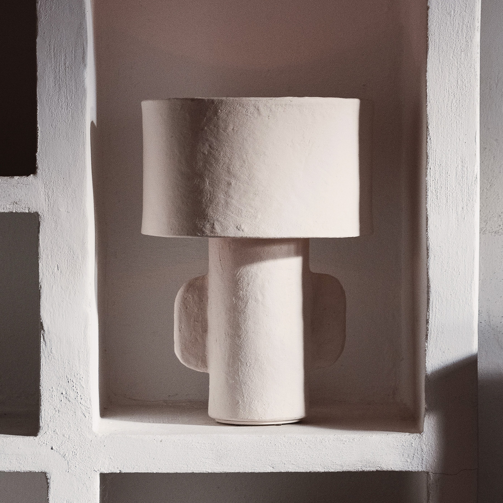 01 M WHITE EARTH bordlampe, hvid, papmaché, højde 54 cm, E27 – Serax