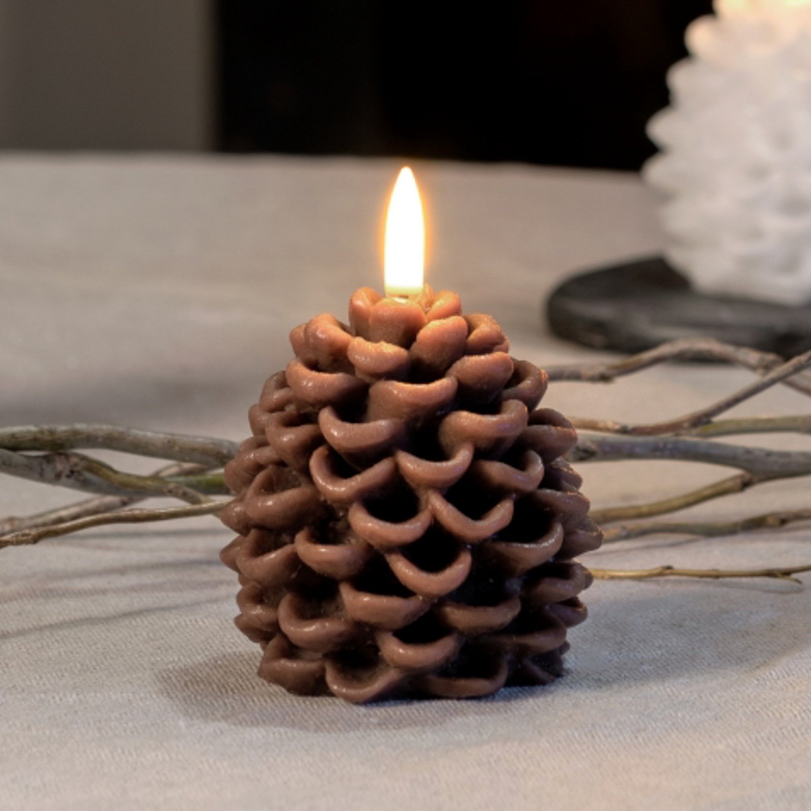 Candela LED PINE CONE, marrone, Ø 7 cm, cera - Uyuni Lighting