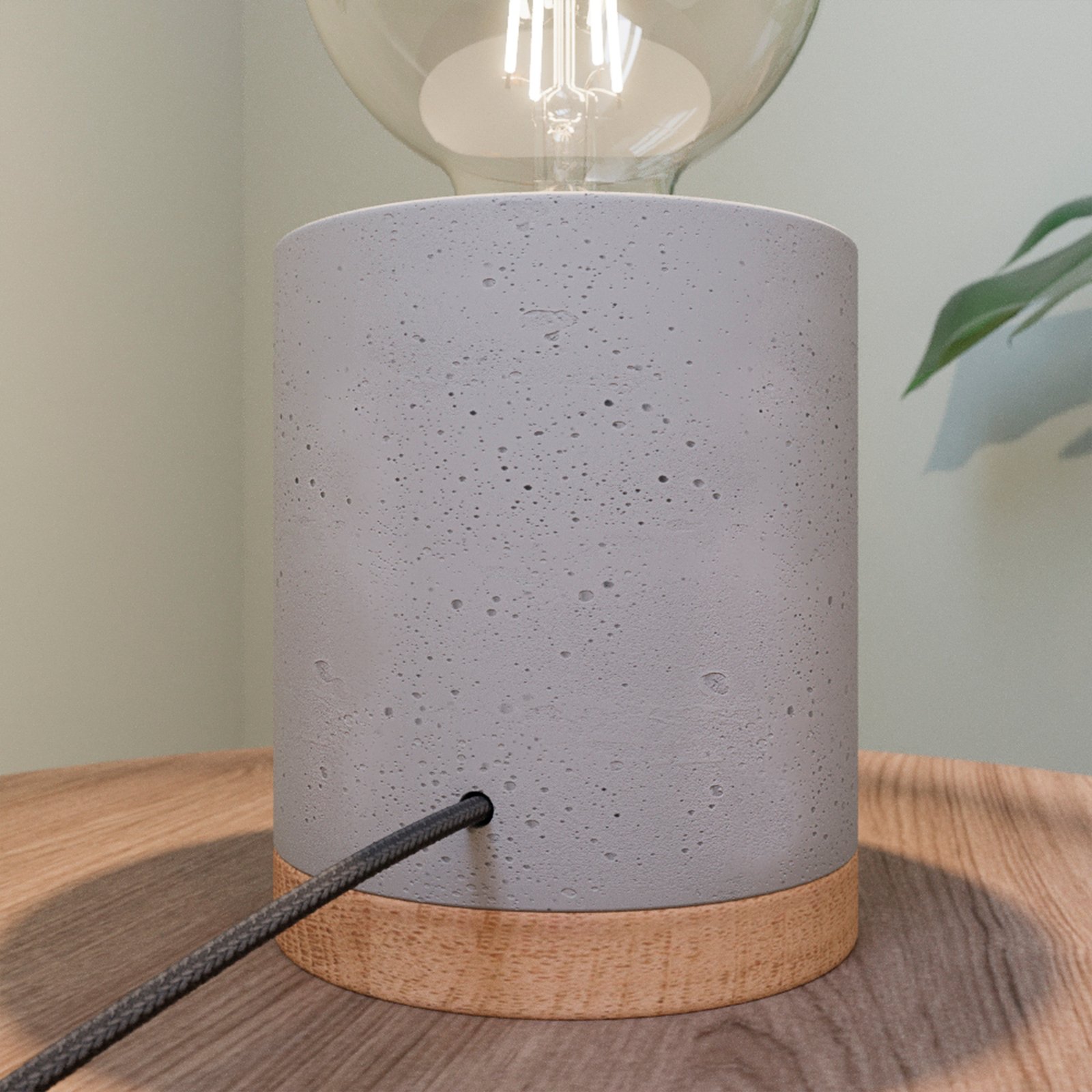 Envostar Jasper stolní lampa, beton/dubové dřevo