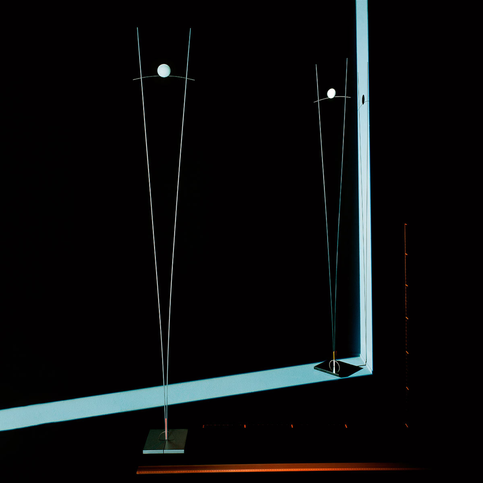 Ingo Maurer Ilios designová stojací lampa stříbrná