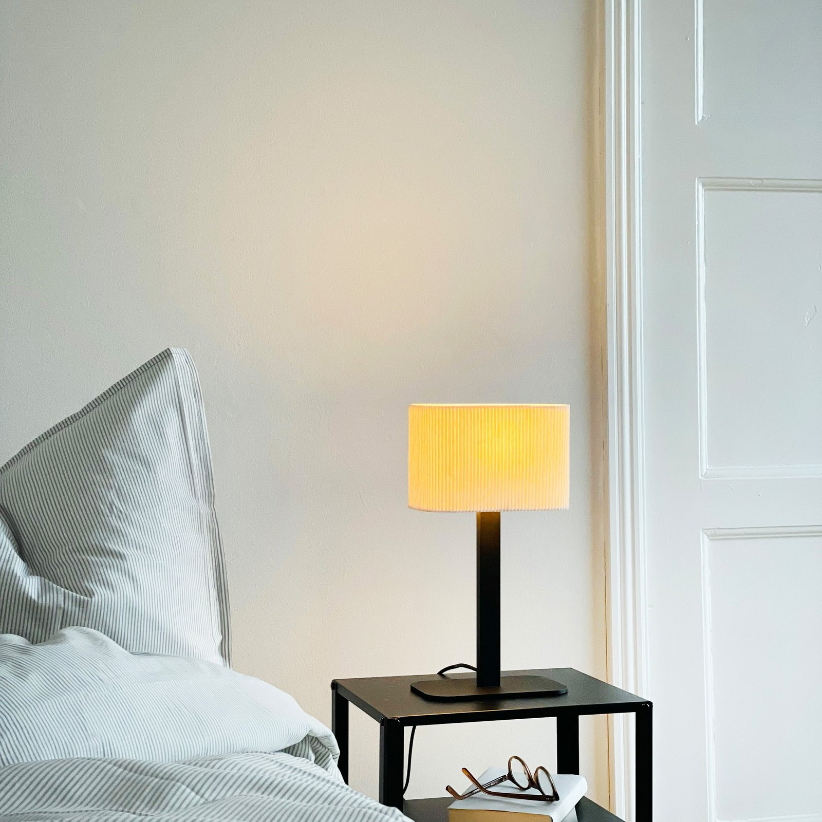 Candeeiro de mesa Dyberg Larsen Calix, branco natural, altura 39 cm