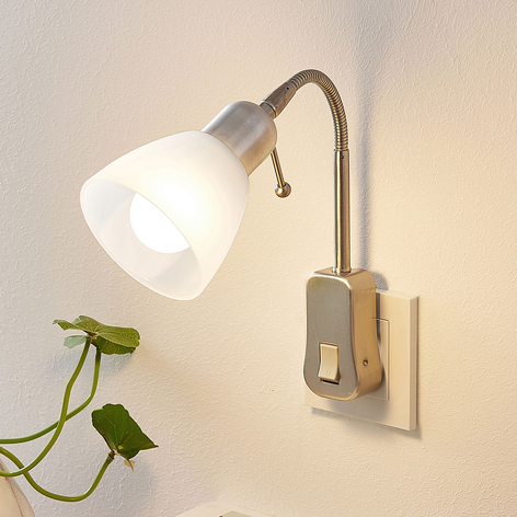 Lindby Aika stikkontaktlampe, fleksarm, bryter