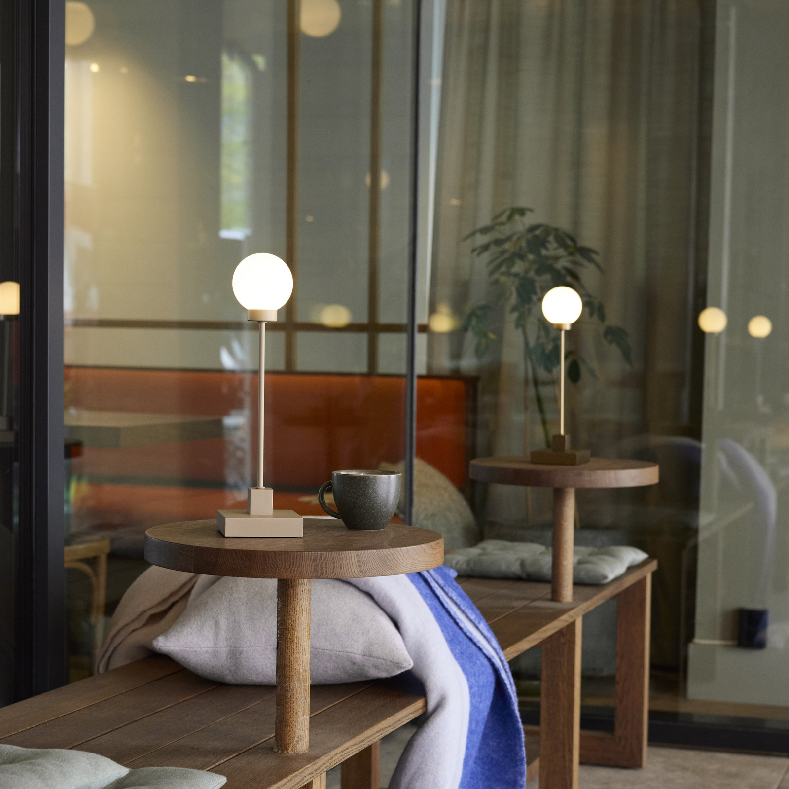 Lámpara de mesa LED recargable Northern Snowball, gris beige, 2700 K