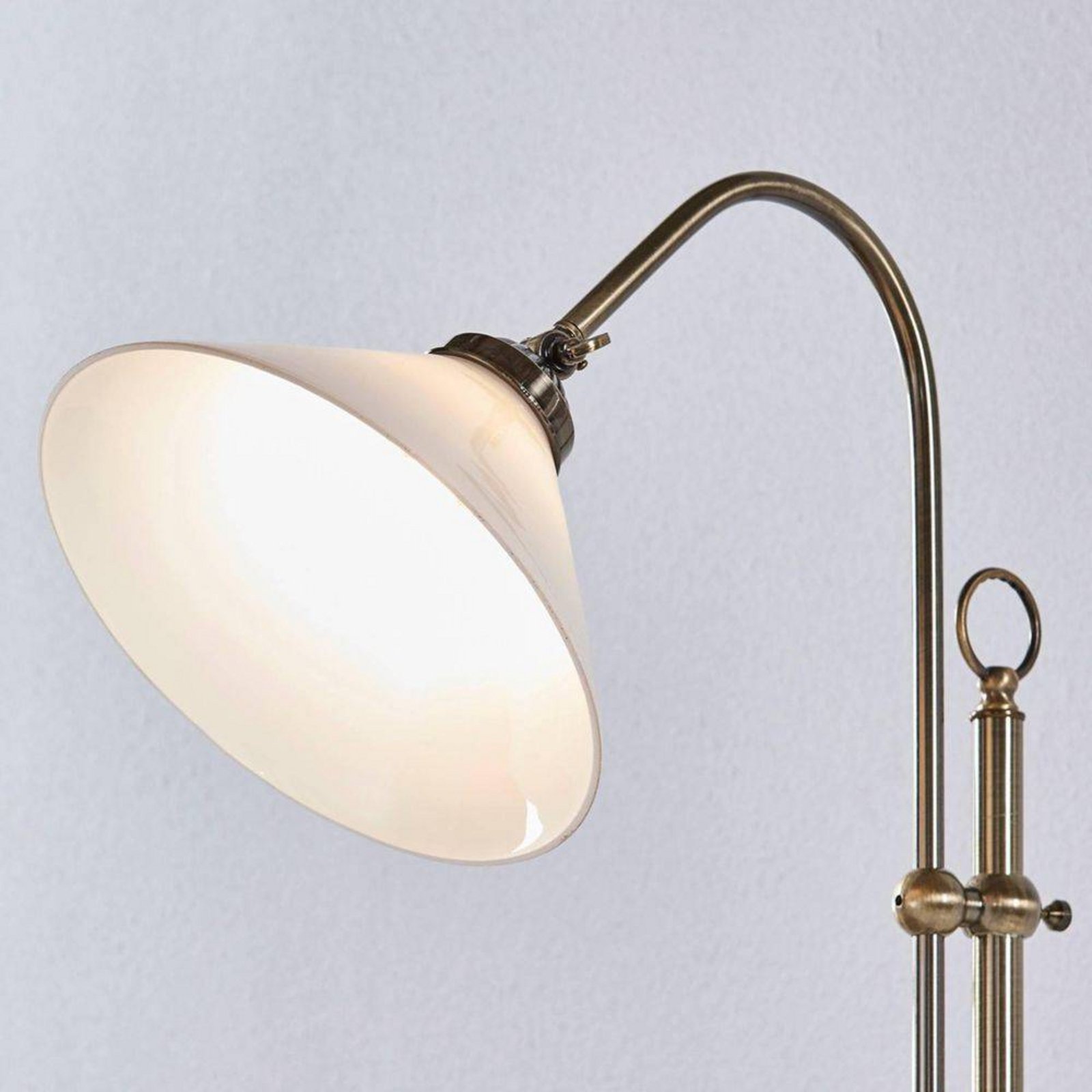 Otis Floor Lamp Opale/Antique Brass - Lindby