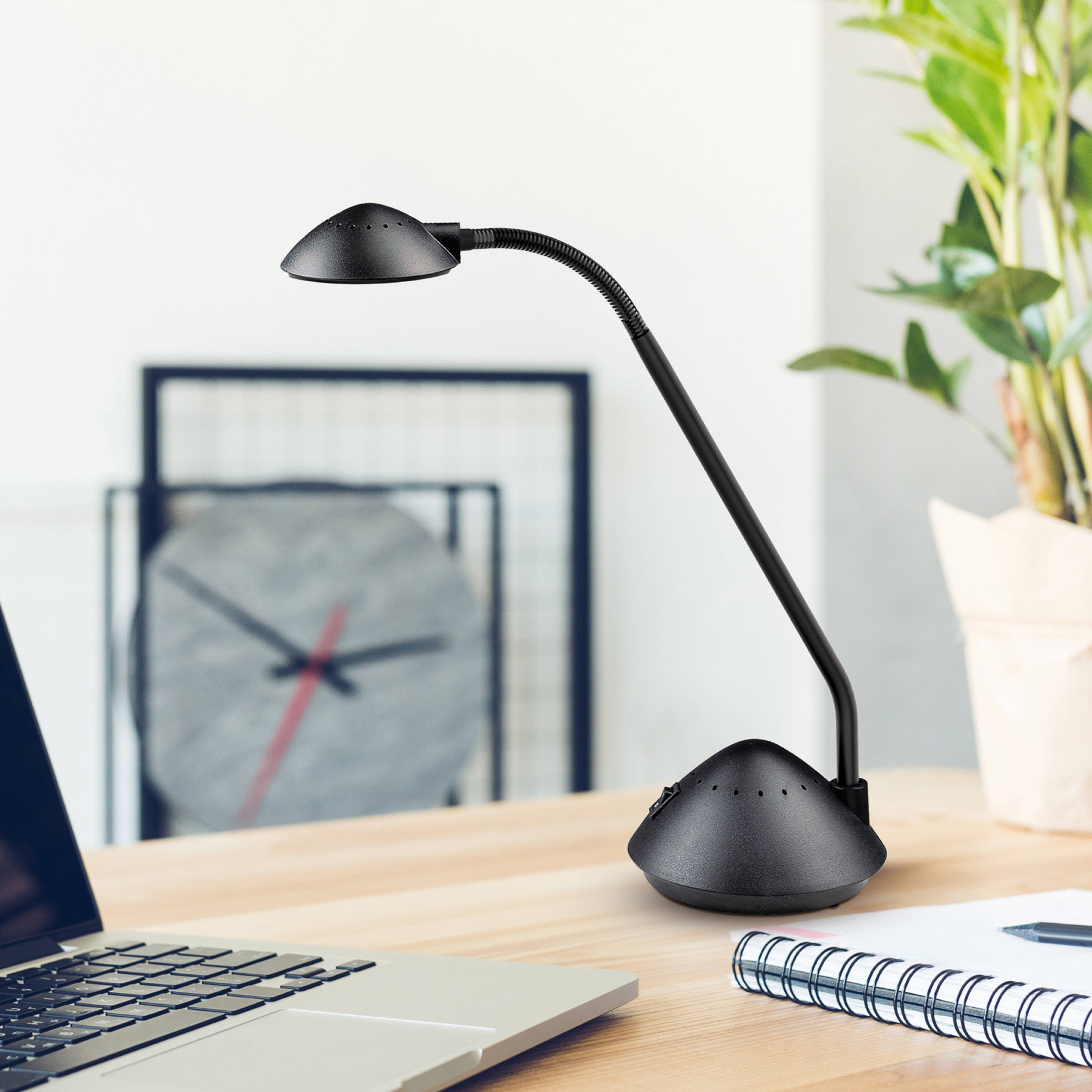 Lámpara de mesa LED MAULarc con brazo flexible negro