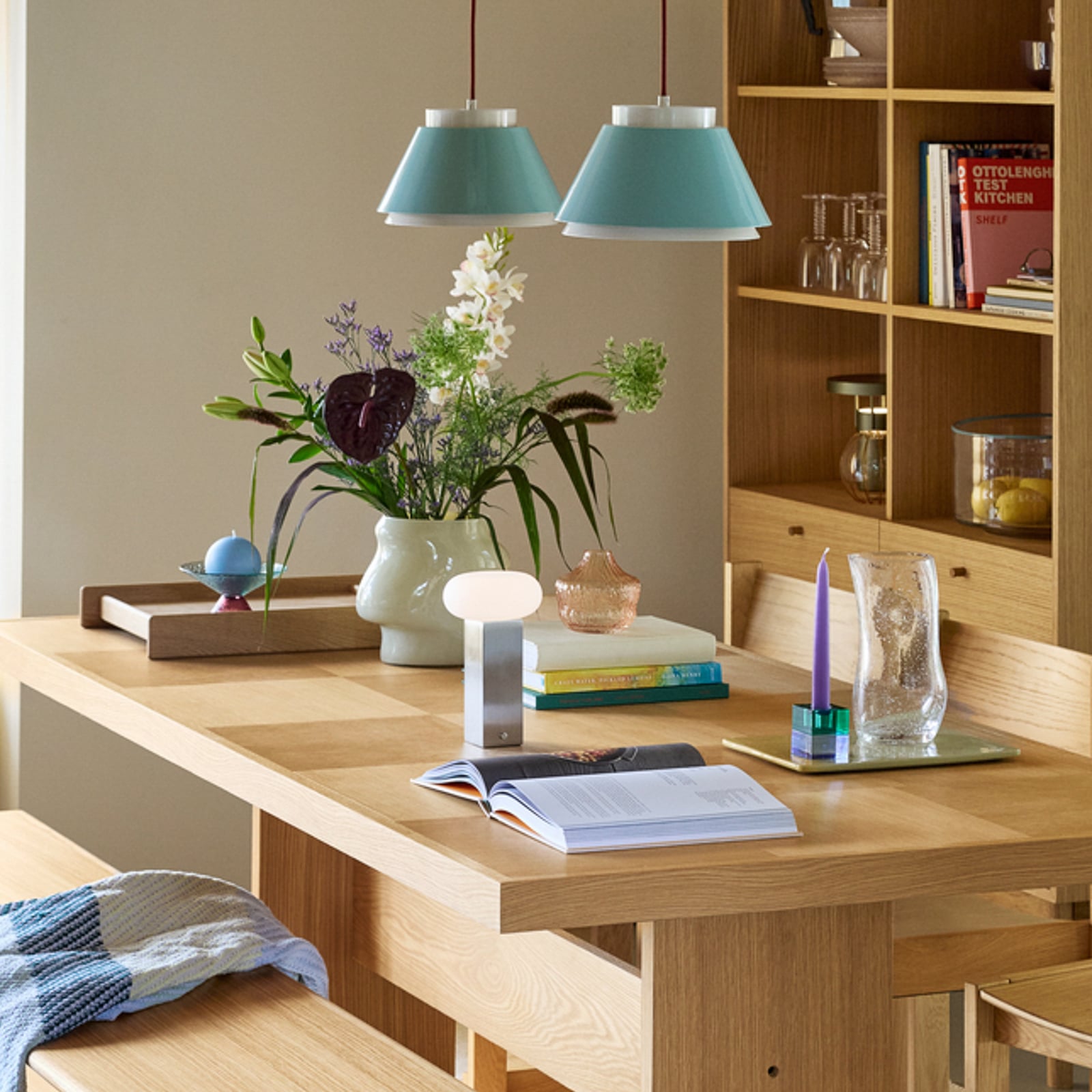 LOW LED-bordslampa batteridriven i nickel, höjd 20 cm – HÜBSCH