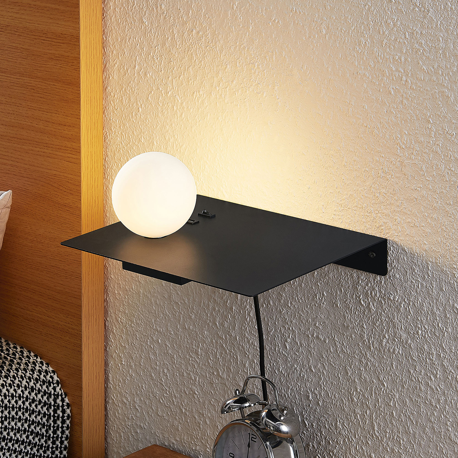 Lindby Pumari applique, sfera luminosa a sinistra