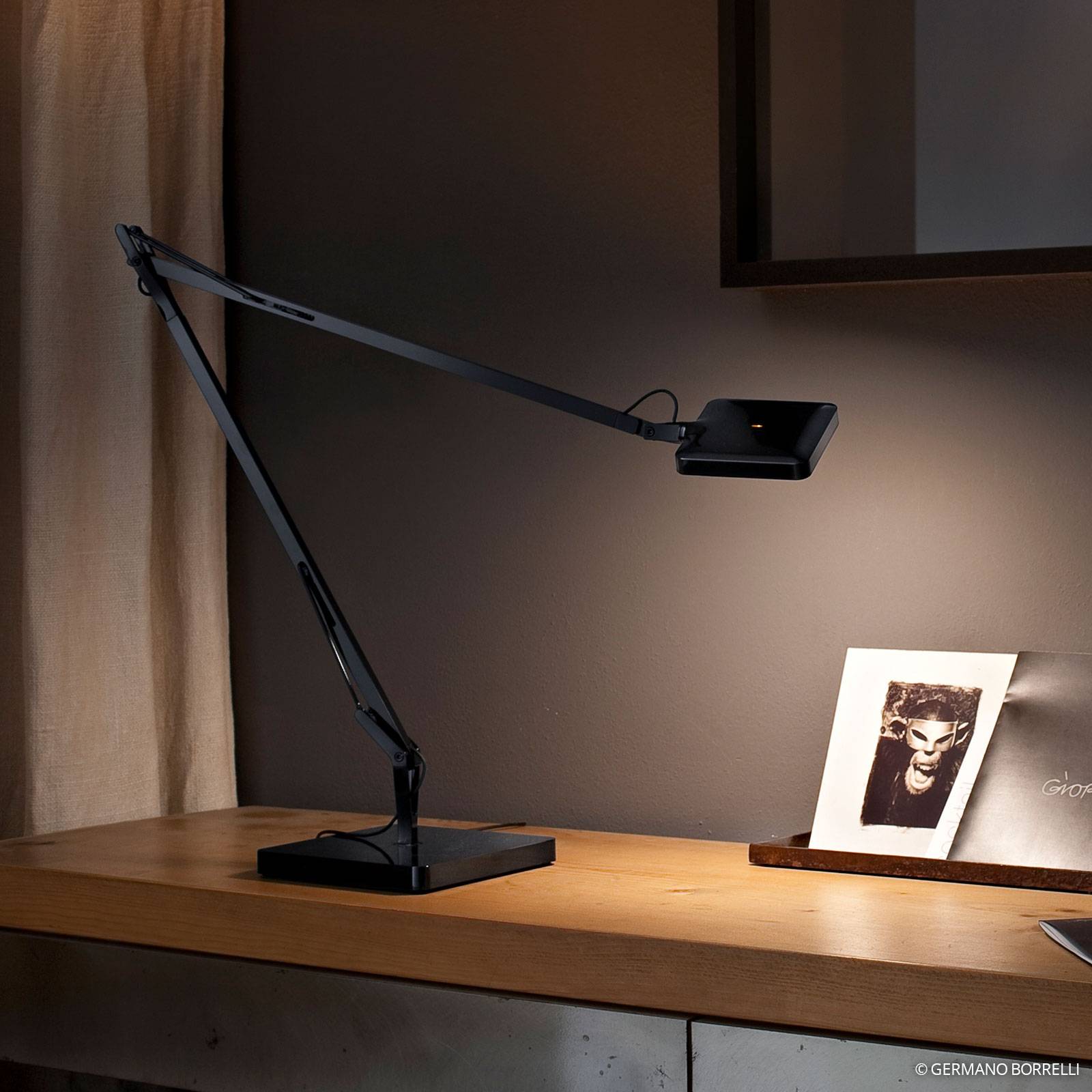 FLOS Kelvin lampa stołowa LED w kolorze czarnym
