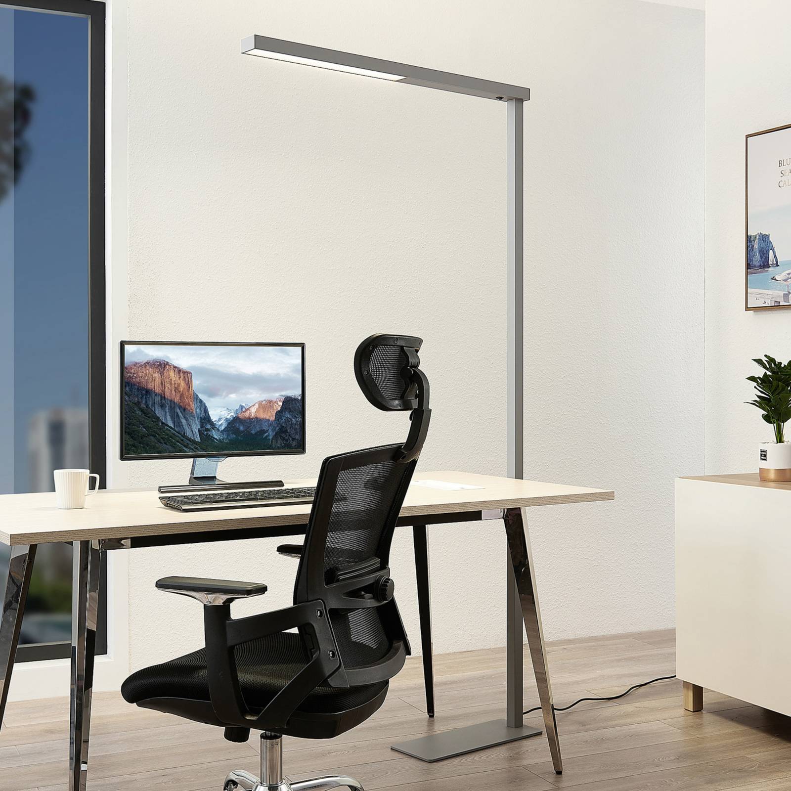 Tamilo – sølvfarvet gulvlampe til kontor med LEDer