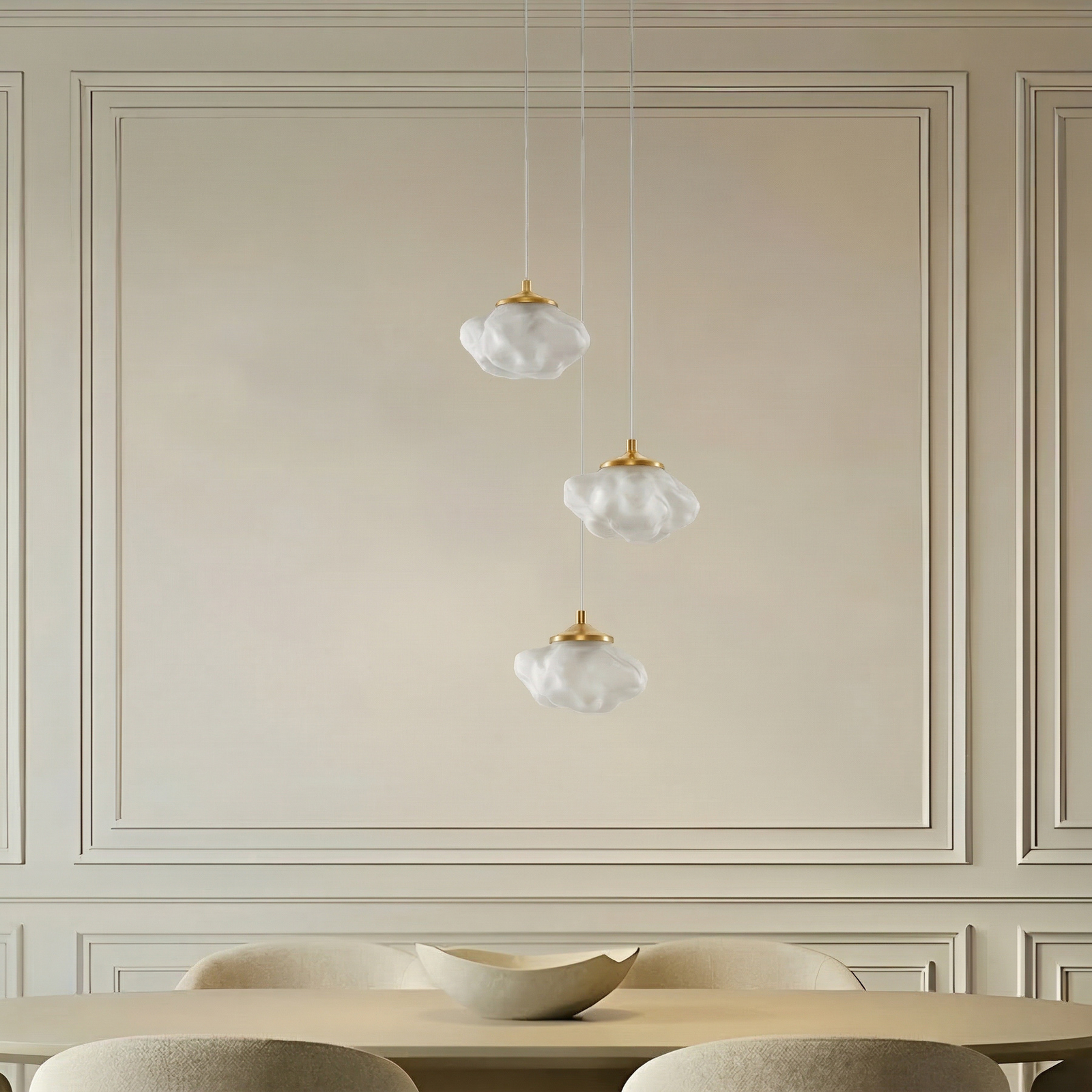 Lindby riippuvalo Piatra, Ø 25 cm, 3-lamppuinen, opaali/messinki, lasi