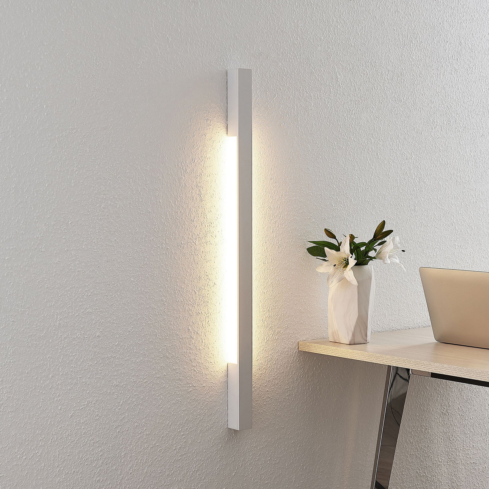 Arcchio Ivano LED-vegglampe, 91 cm, hvit