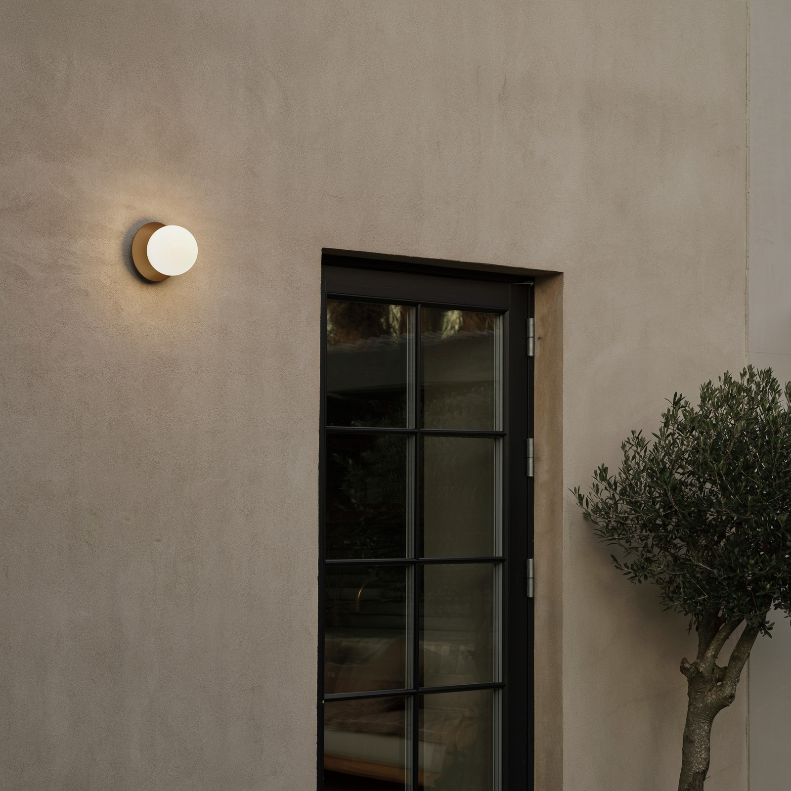 Nuura āra sienas lampa Liila, Ø 16 cm, bronza/opāls Nuura āra sienas lampa Liila, Ø 16 cm, bronza/opāls