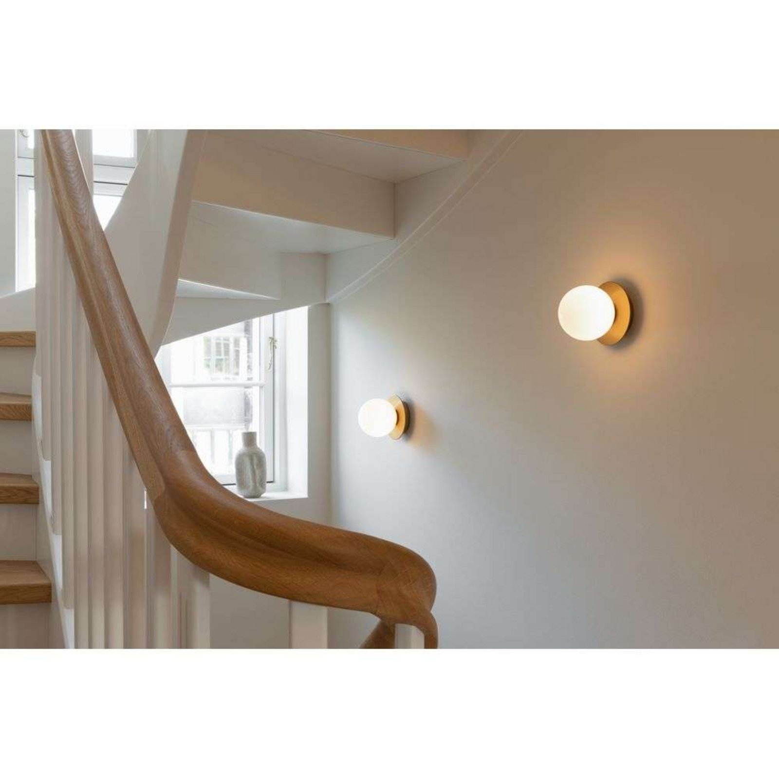 Nuura Candeeiro de parede Liila 1, Ø 14 cm, IP44, dourado/ópico