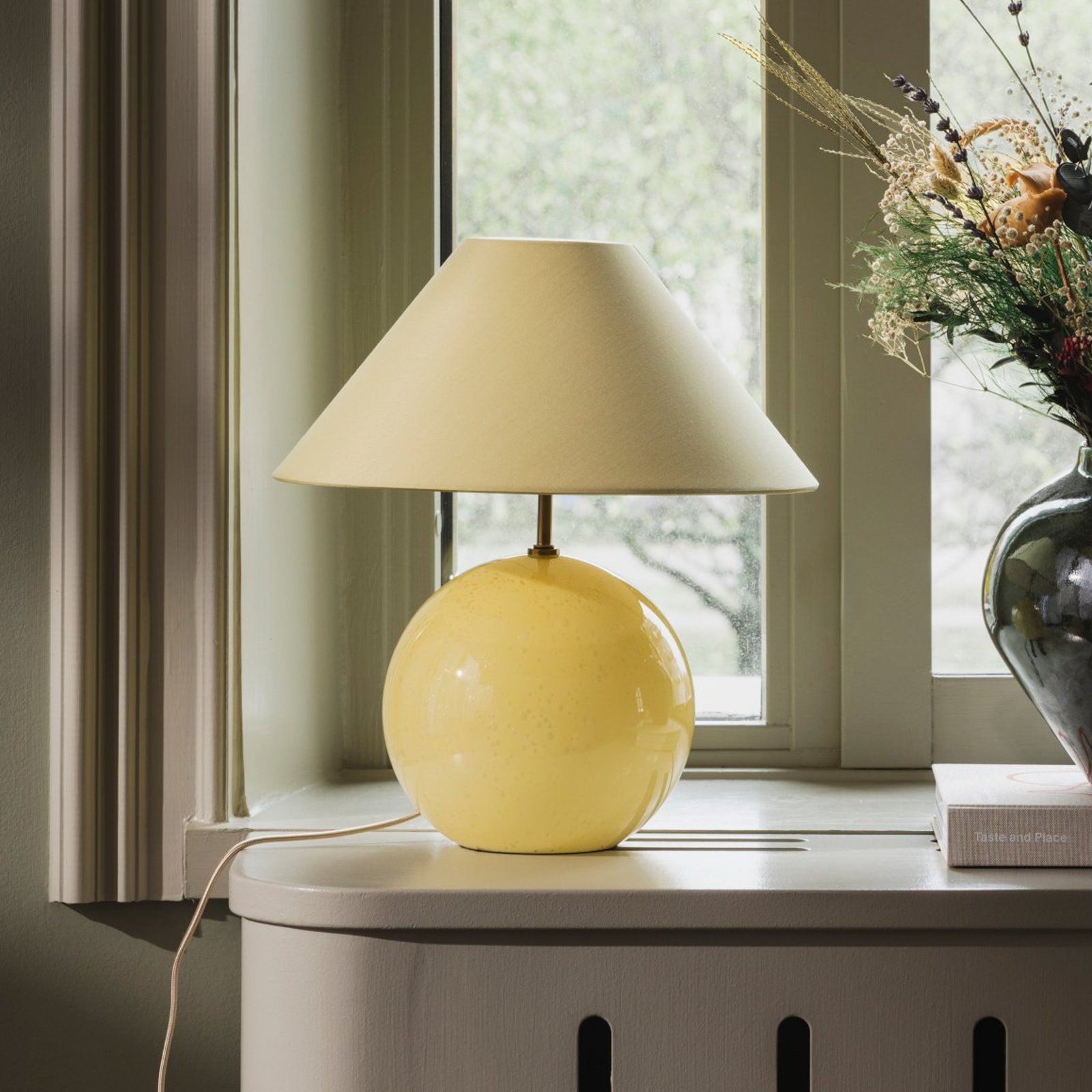 IRIS bordlampe, gul/gul, høyde 39 cm - Globen Lighting