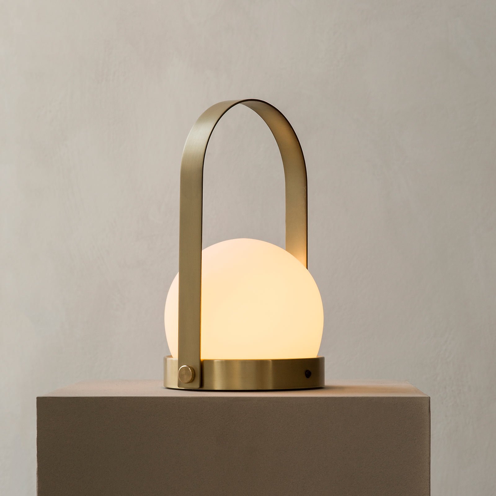 Audo Carrie lampada LED deco, caricabile, ottone