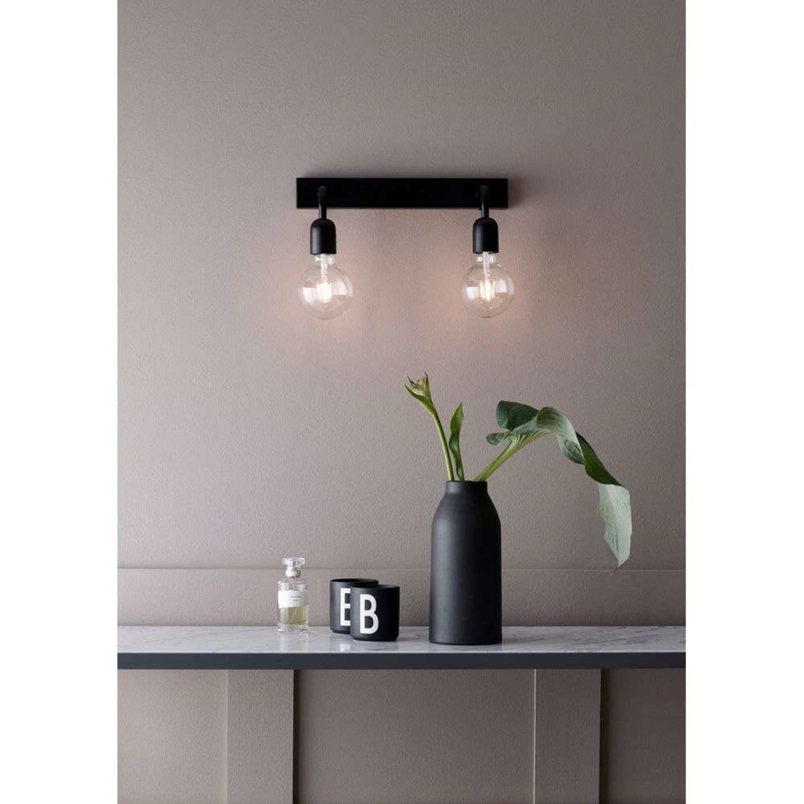 Regal 2 V&auml;gglampa Brushed Brass Belid - Vardagsrum - Metall