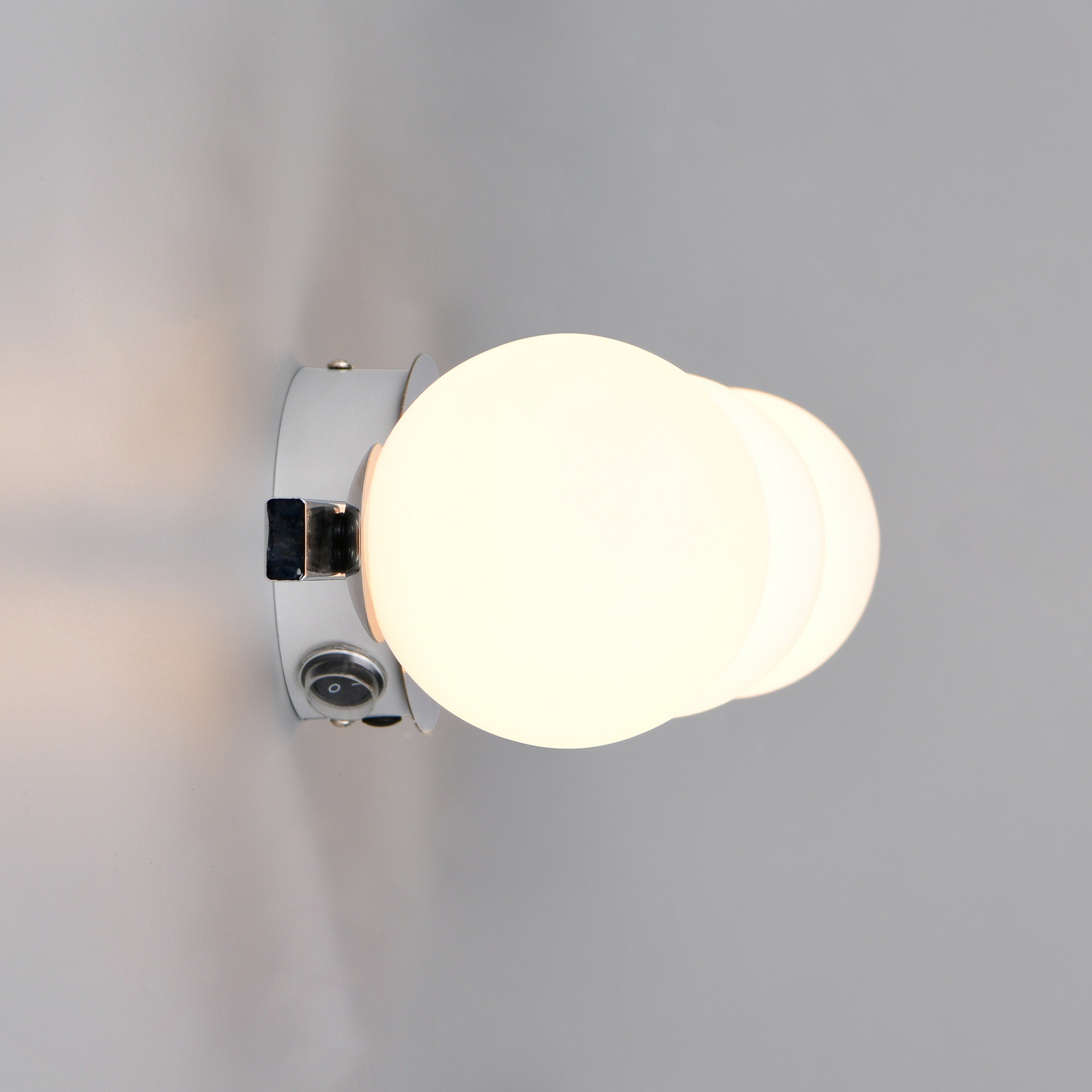 Sienas lampa „Alfio“, platums 50 cm, hromēts metāls/stikls, IP44, 3 spuldzes Sienas lampa „Alfio“, platums 50 cm, hromēts metāls/stikls, IP44, 3 spuldzes