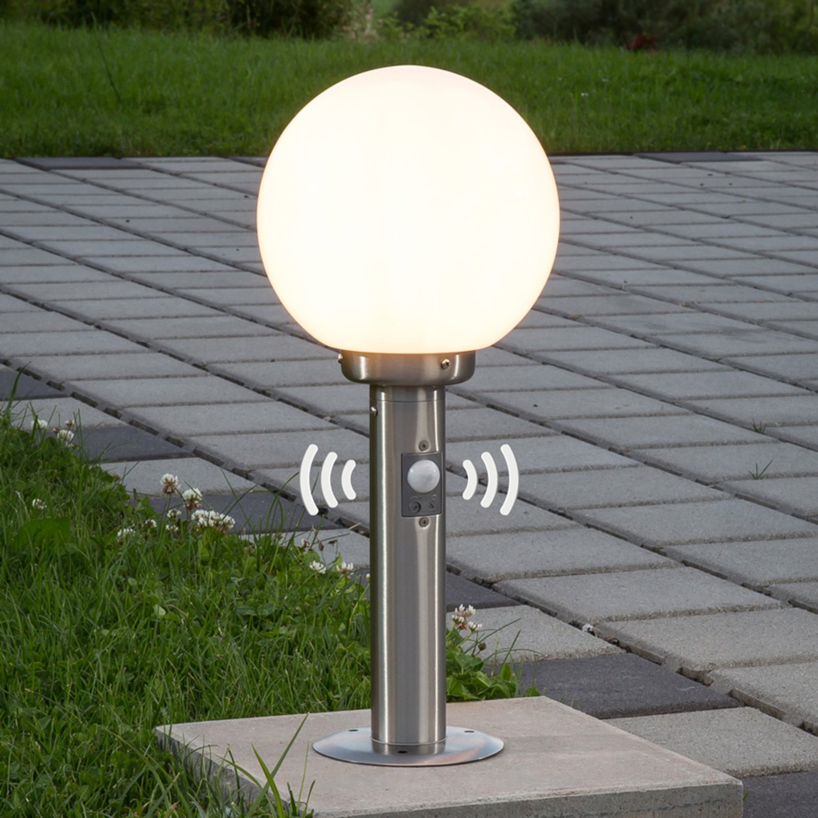 Vedran pillar lamp with motion detector