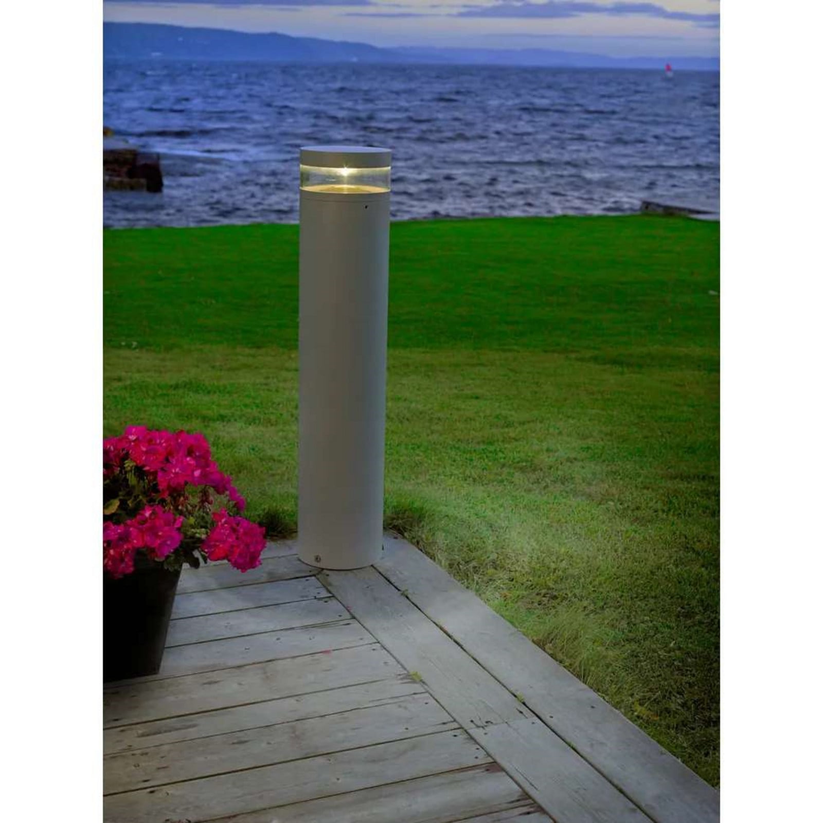 Stavanger LED-pullert 95 cm, aluminium, med fastgørelse til betongulv – Norlys - Terrasse