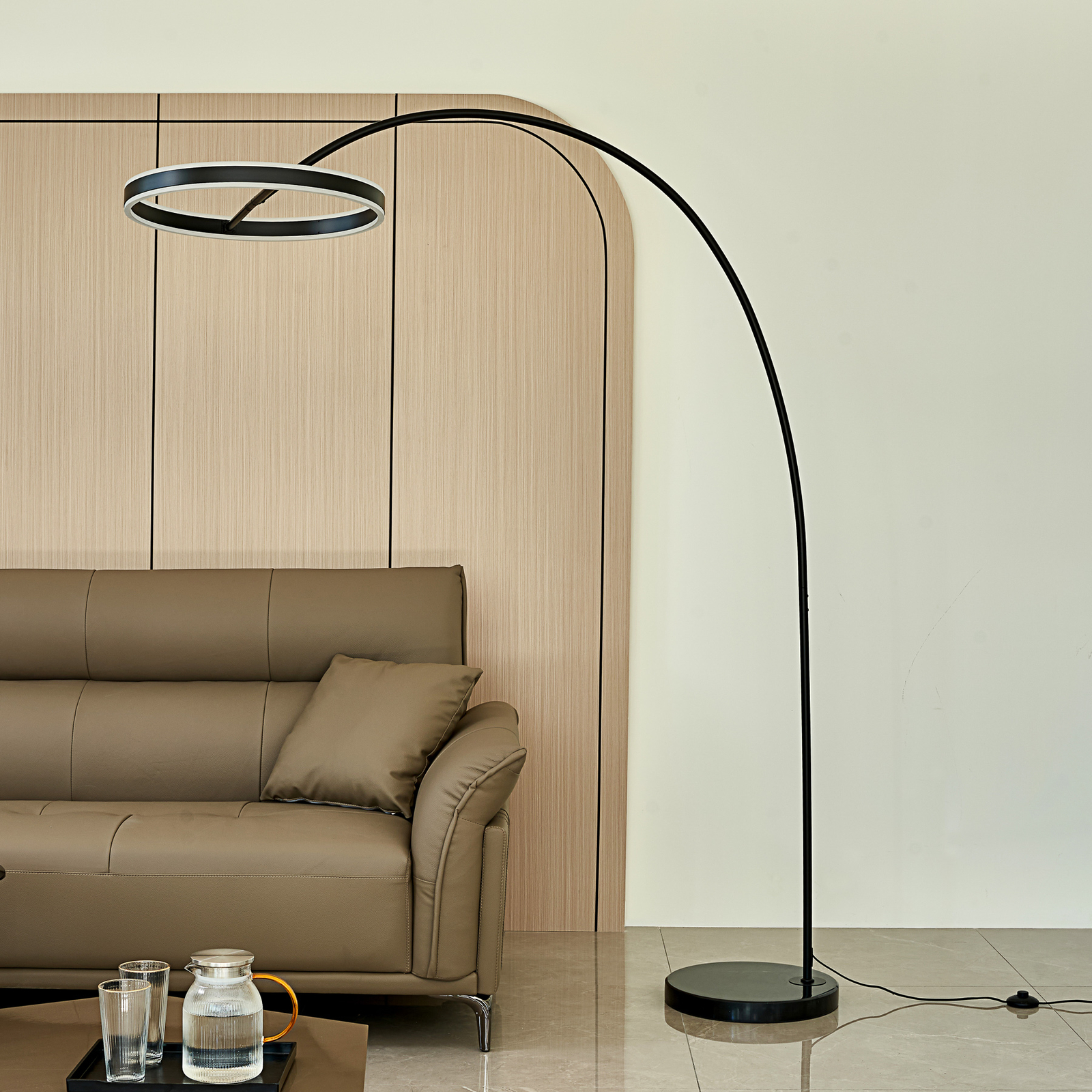 Lucande LED oblúková stojacia lampa Yekta, 3-stupňová, čierna