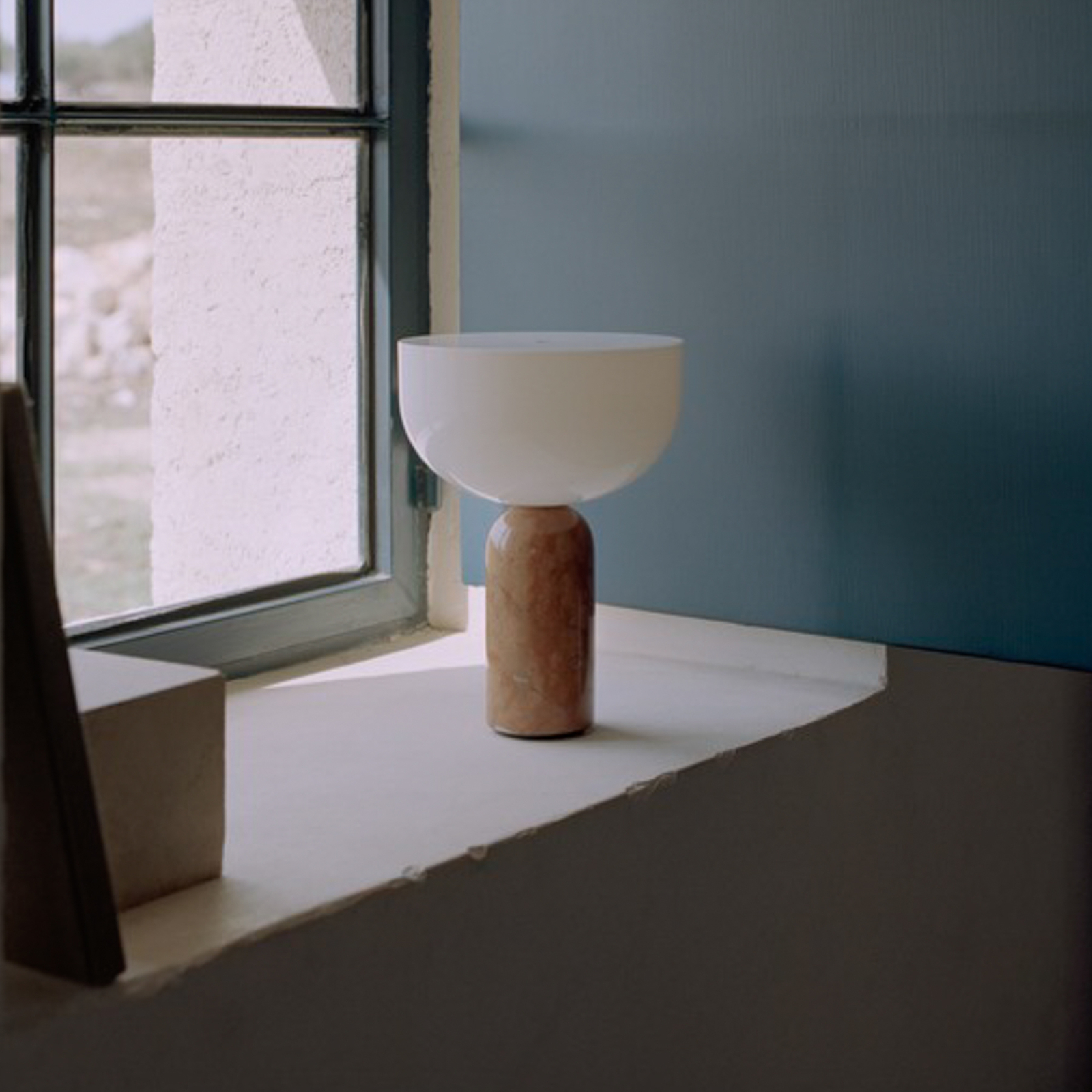 Nauji darbai "Kizu" įkraunama stalinė lempa "Breccia Pernice